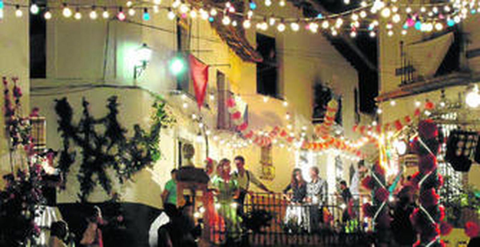 La tranquilidad que se vive habitualmente en la Plaza de España de Alájar, interrumpida por el equipo de esta superproducción india.