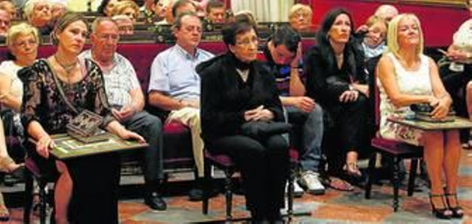 María José Serra (izquierda), Carmen Domínguez (centro) y Amalia Benavente (derecha) durante el acto celebrado en el Salón de Plenos.