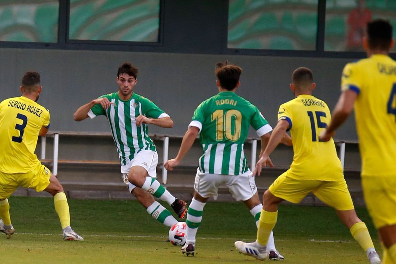 David Carmona se apoya en Rodri para iniciar un ataque por el flanco derecho.