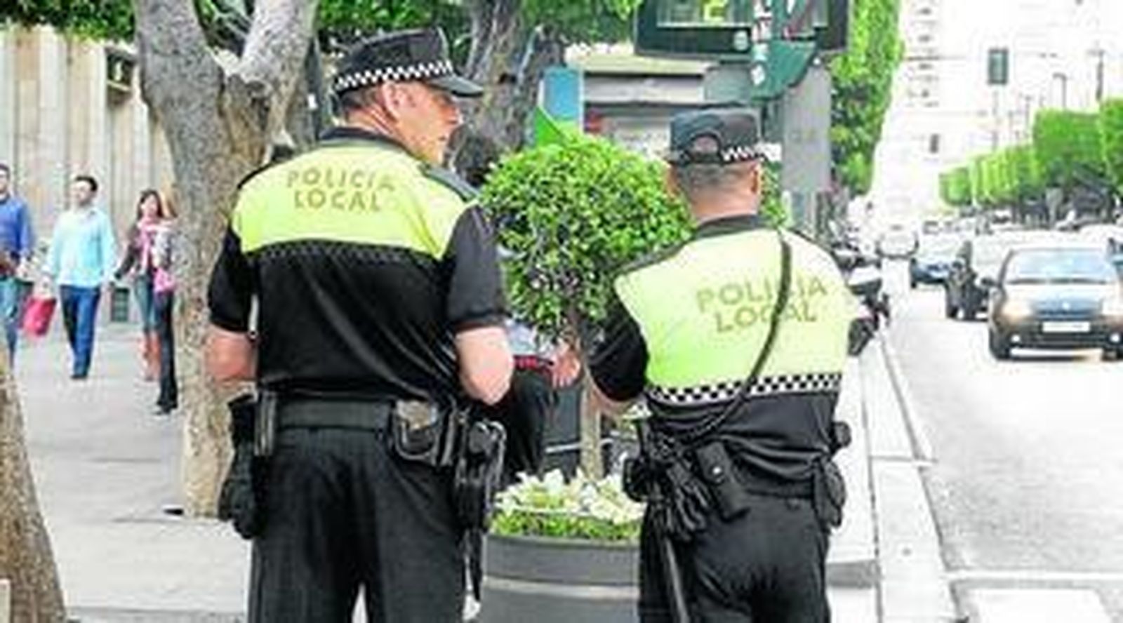 Agentes de la Policía Local de Almería durante una intervención en el Paseo.