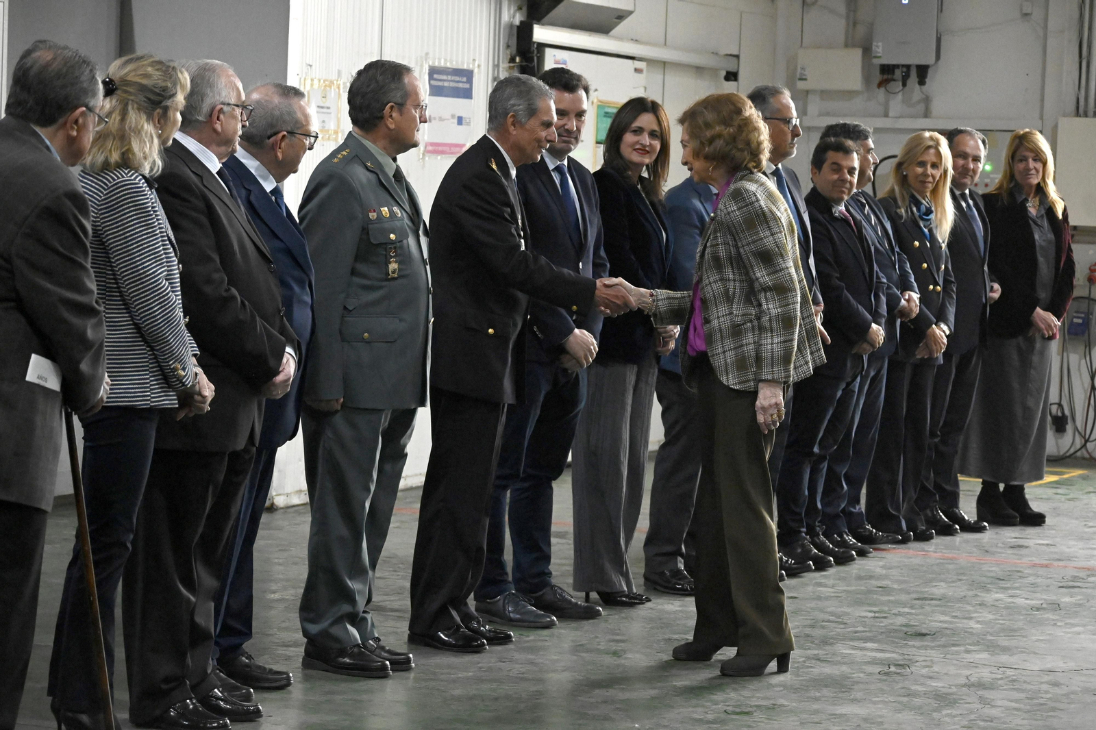La Reina Sofía visita el Banco de Alimentos de Huelva, en imágenes