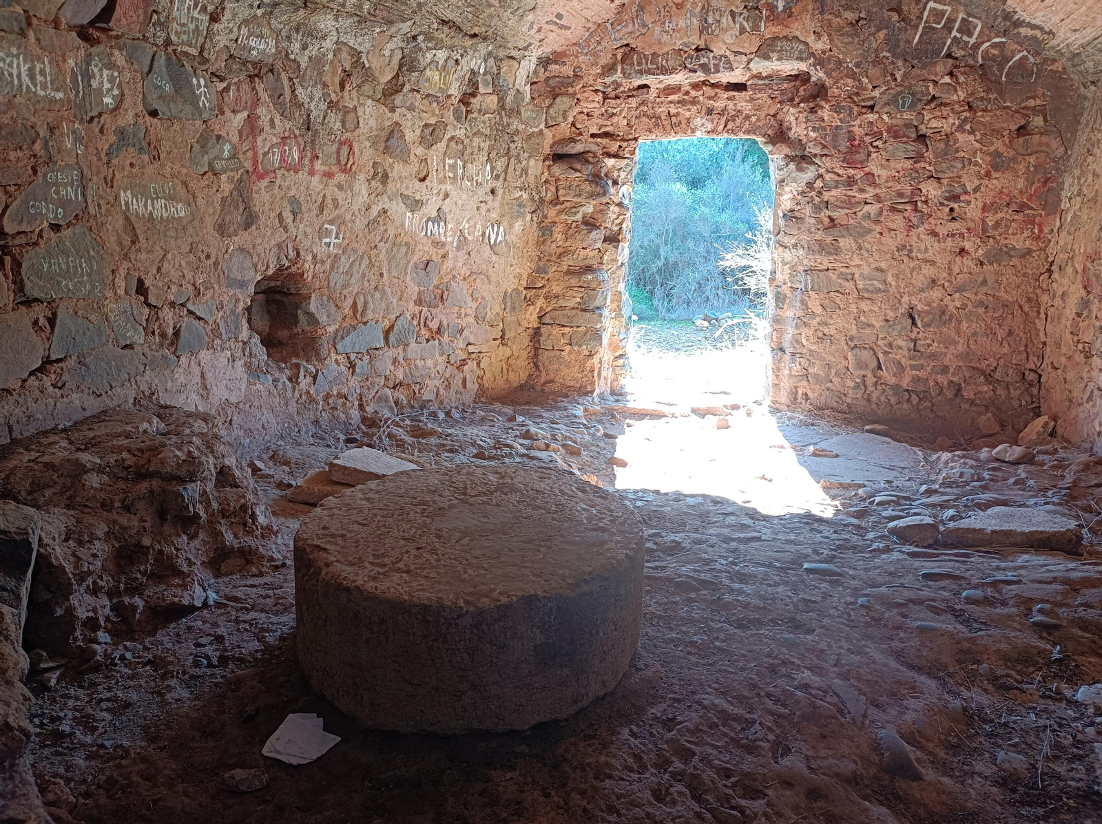 Visitaremos las ruinas de varios molinos junto al río Viar Visitaremos las ruinas de varios molinos junto al río Viar