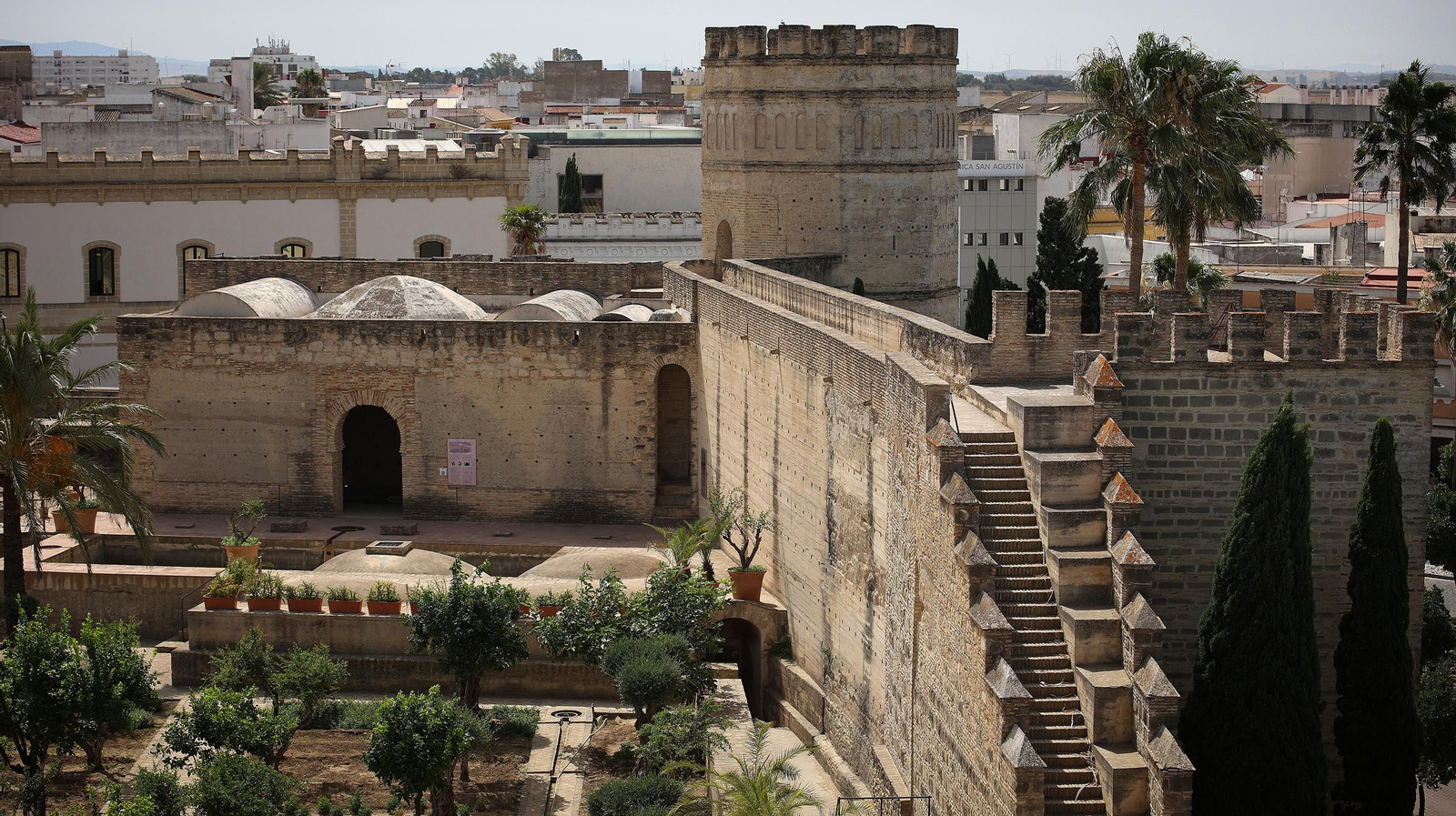 Así es por dentro y por fuera la Torre de Ponce de León en el Alcázar de Jerez