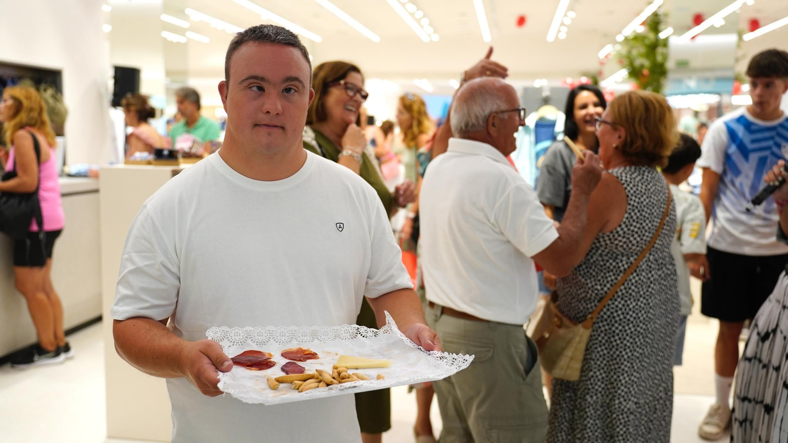 Fotos de la apertura de la marca Álvaro Moreno en el Centro Comercial Puerta Europa de Algeciras