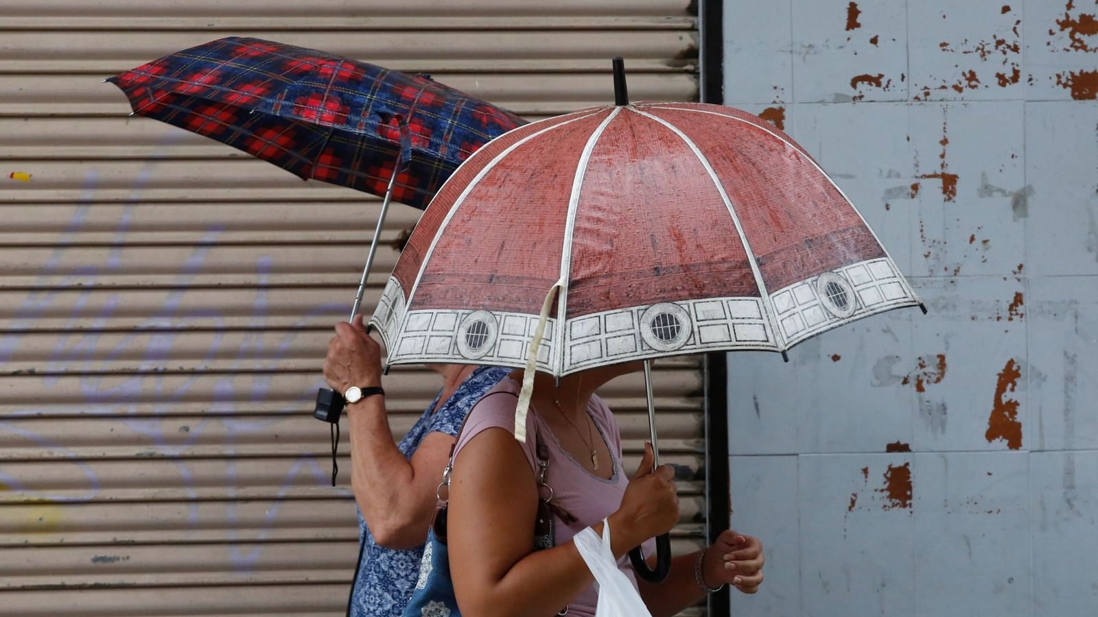 Dos mujeres con paraguas en un día lluvioso