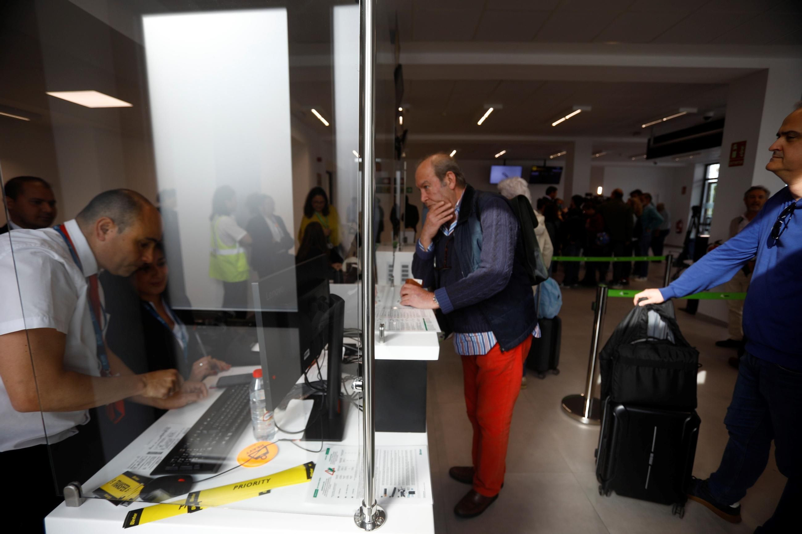 El aeropuerto de Córdoba recibe el primer vuelo de Binter desde Canarias, en imágenes