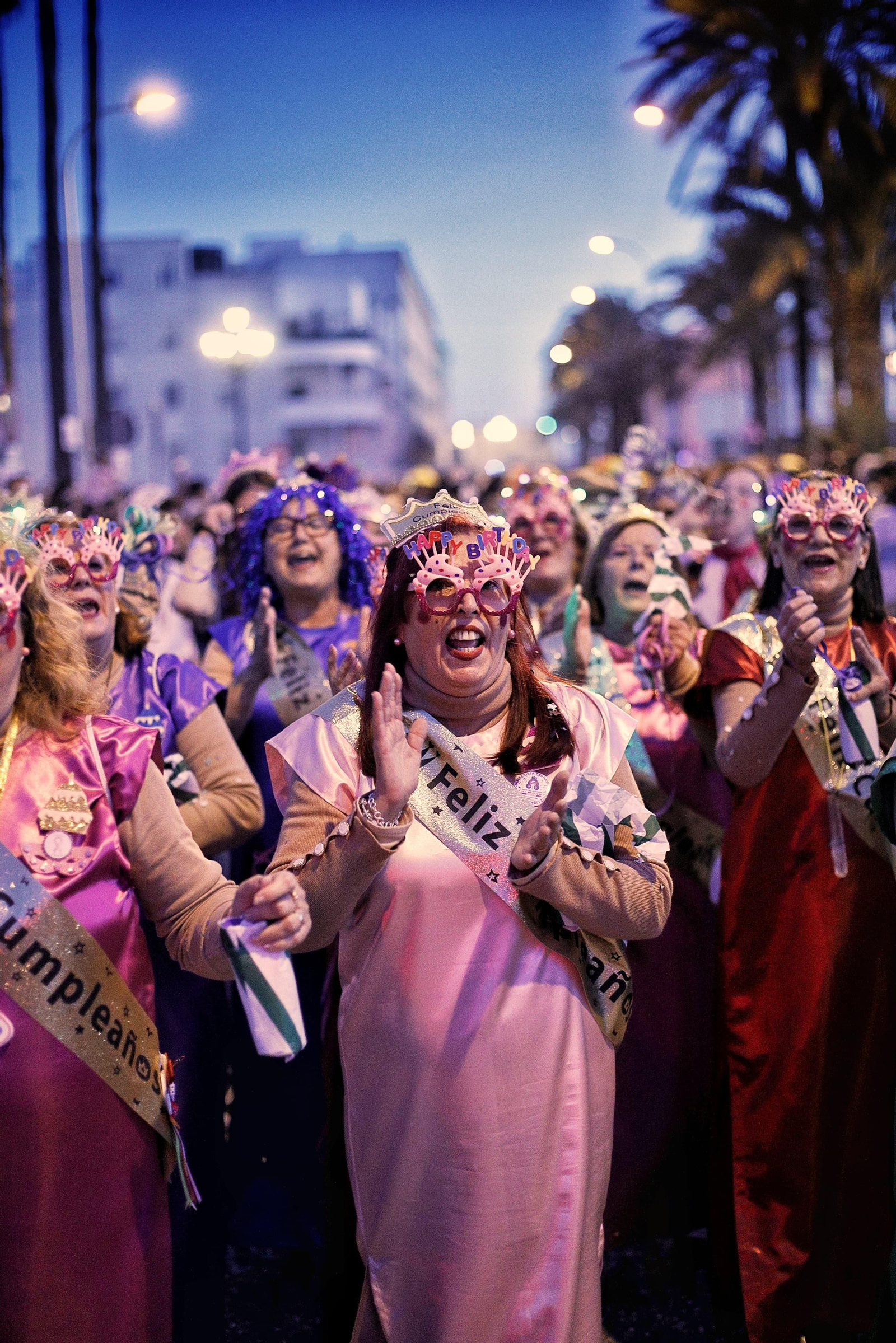 Las imágenes de la divertida Cabalgata del Humor del Carnaval de Cádiz 2024