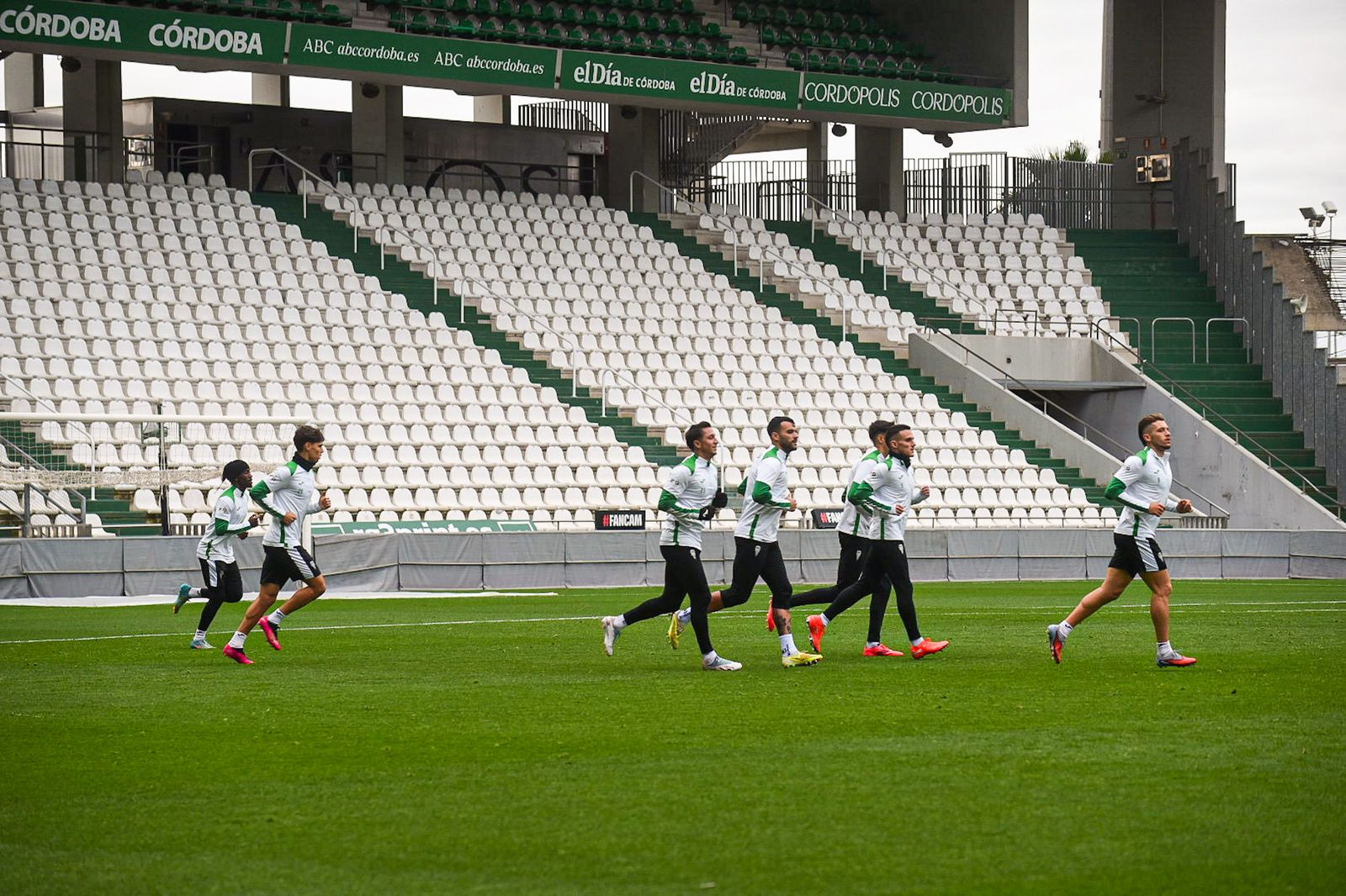El Córdoba CF se deja querer por su afición en el Día de Año Nuevo: las fotos del entrenamiento de puertas abiertas