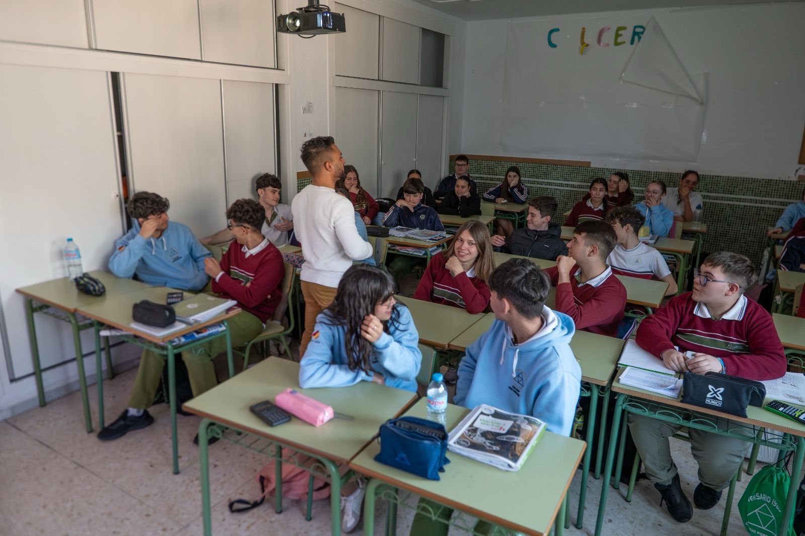 La concejal de Educación, Lourdes García, ha acompañado al sexólogo Jesús Alonso en el Colegio Portomagno.