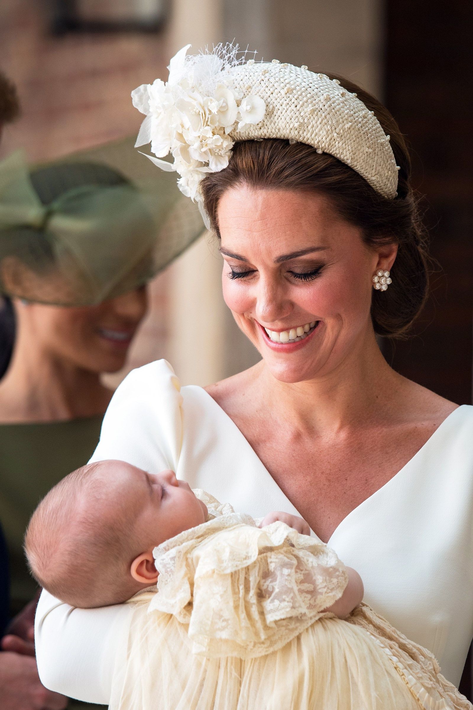 La Duquesa de Cambridge, feliz en el bautizo de su hijo Louis.