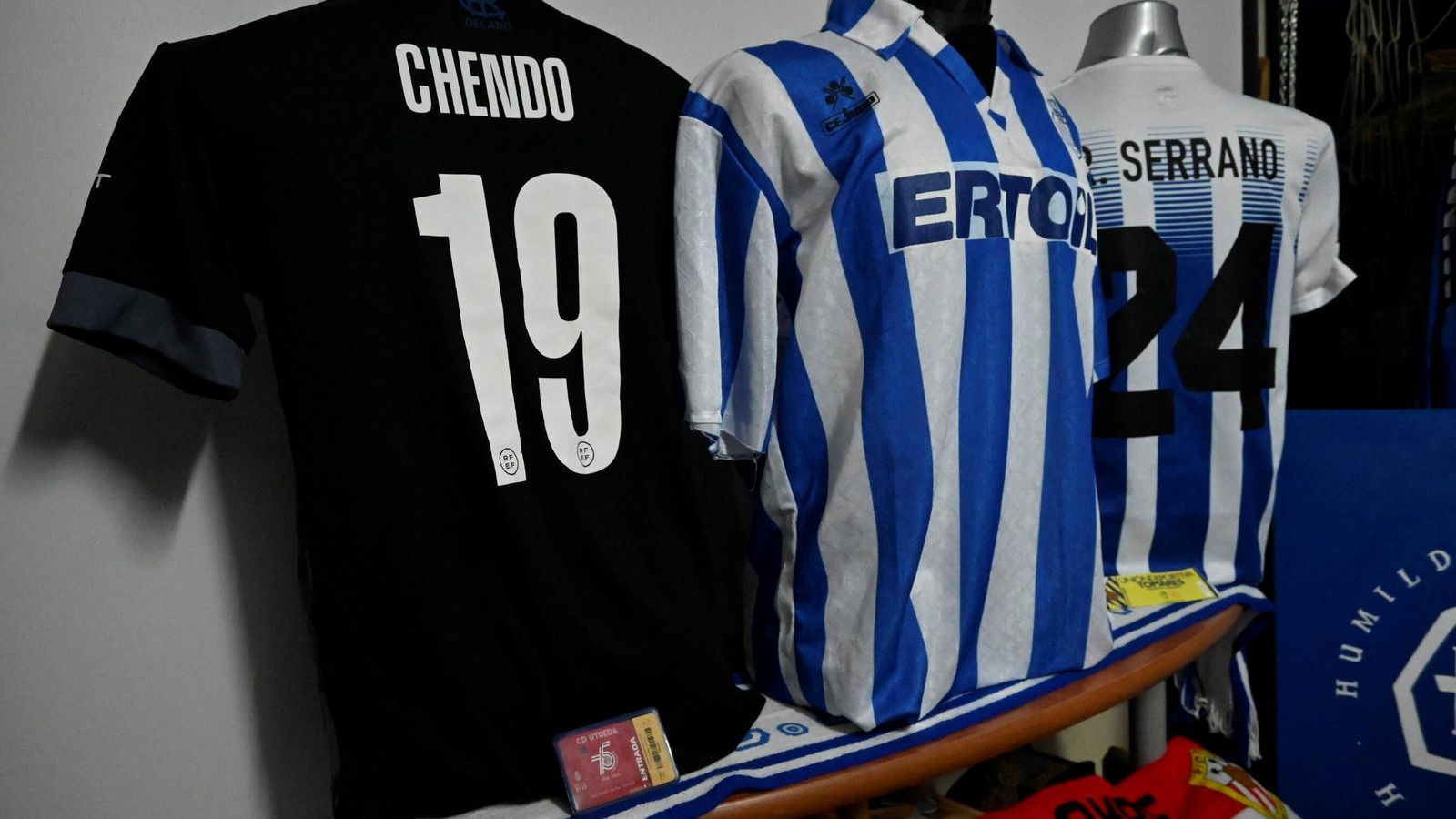 Camisetas de Chendo, Luzardo y Rubén Serrano.