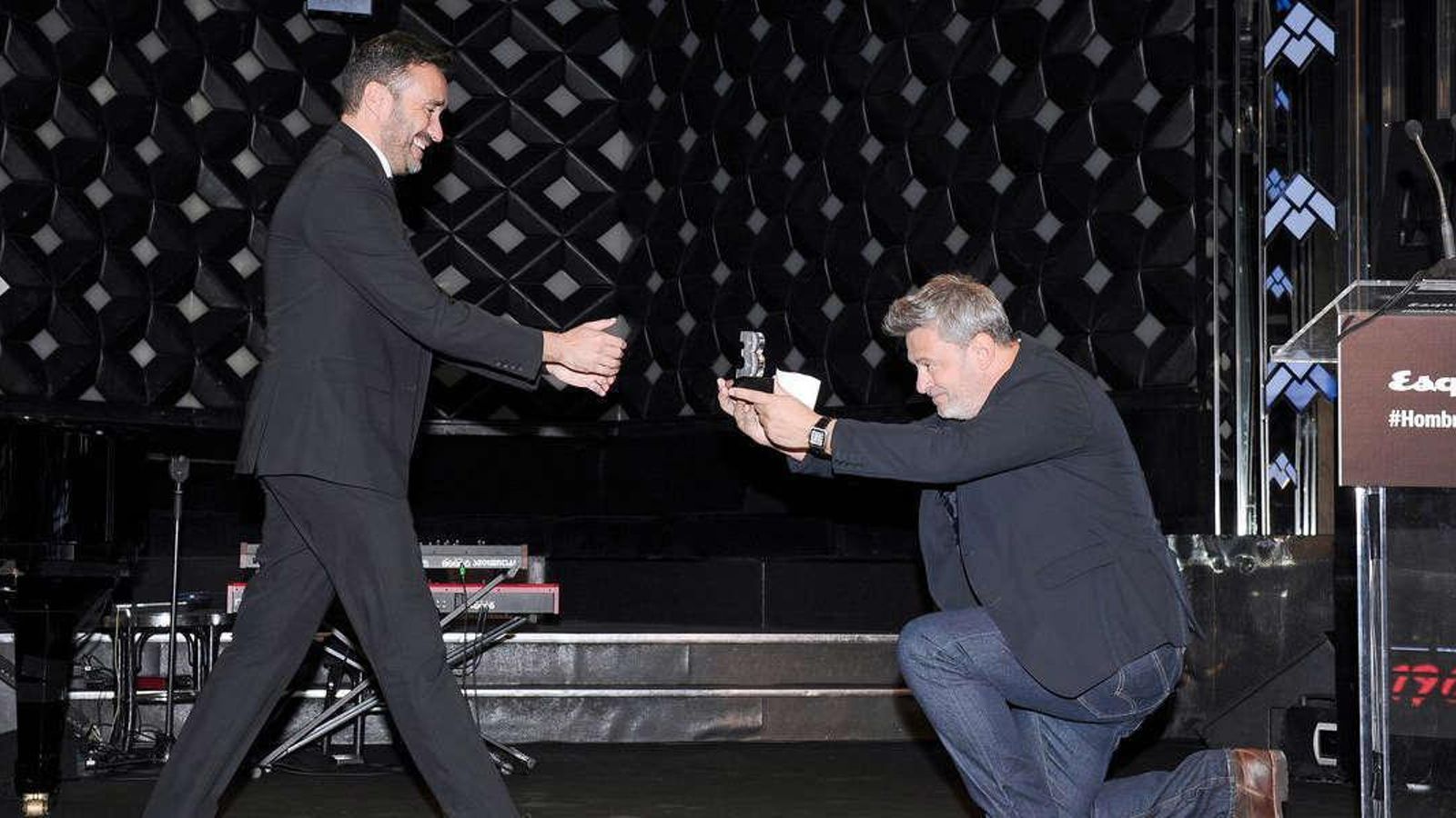 Miki Nadal entrega el premio 'Hombre del Año' de a revista 'Esquire' a Juanma Castaño.