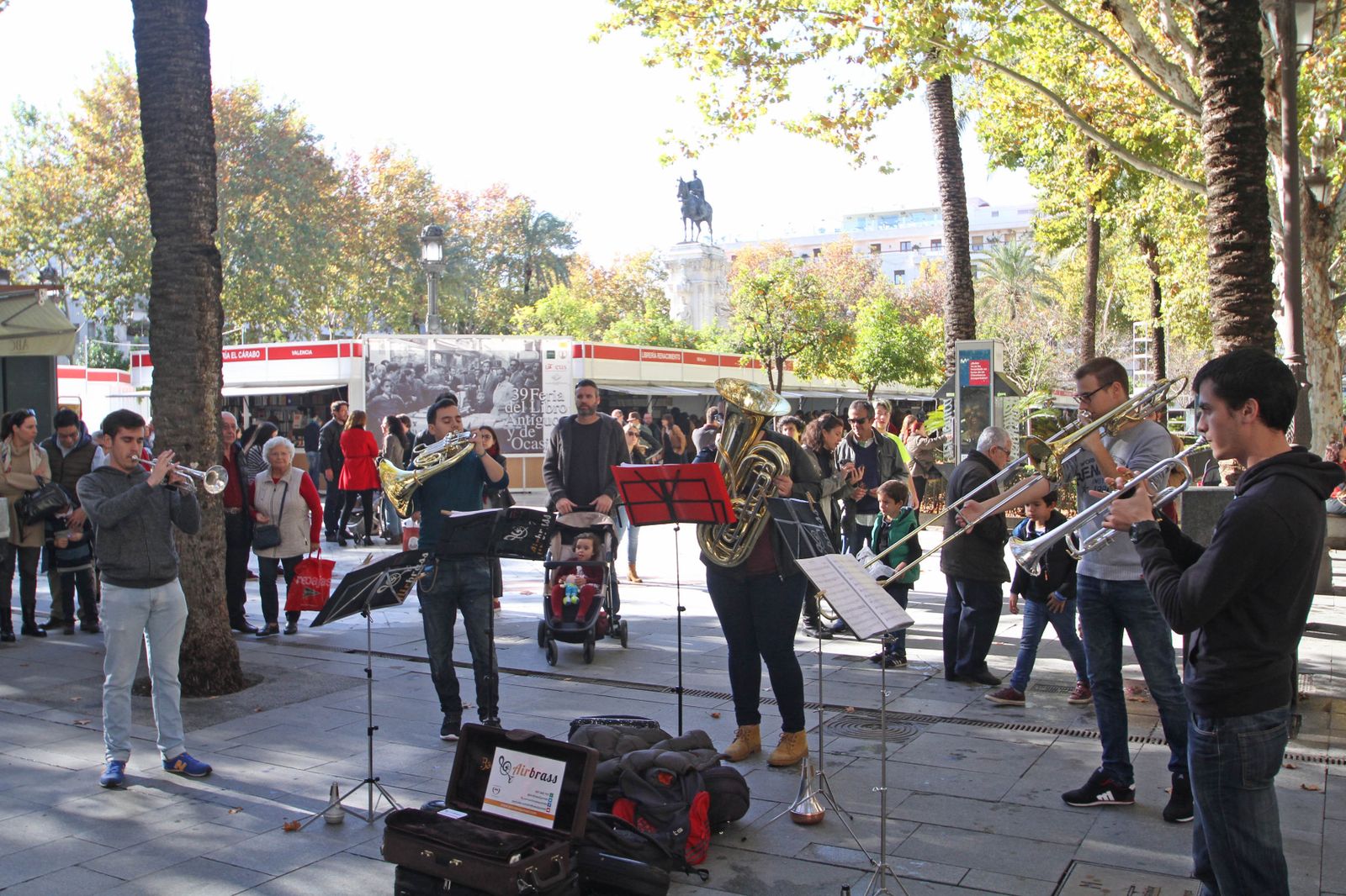 Componentes del Air Brass Quintet, ayer en la plaza Nueva, durante la festividad del día de la Constitución.