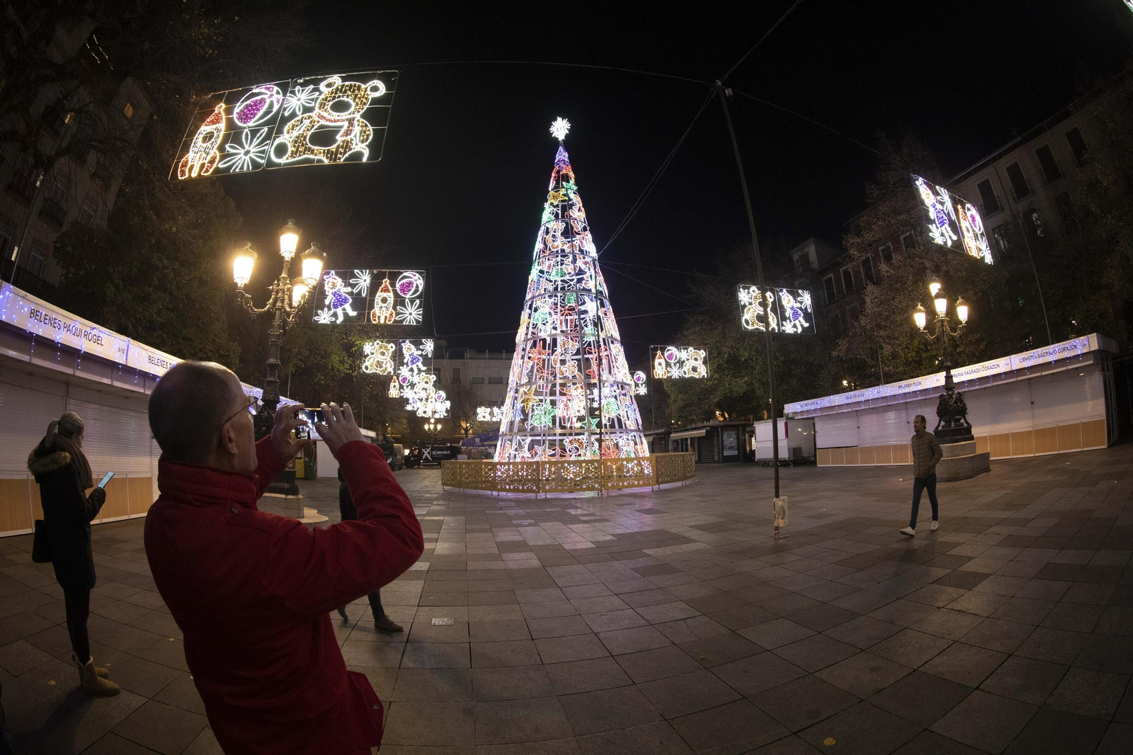 Granada enciende su Navidad: así lucen las calles