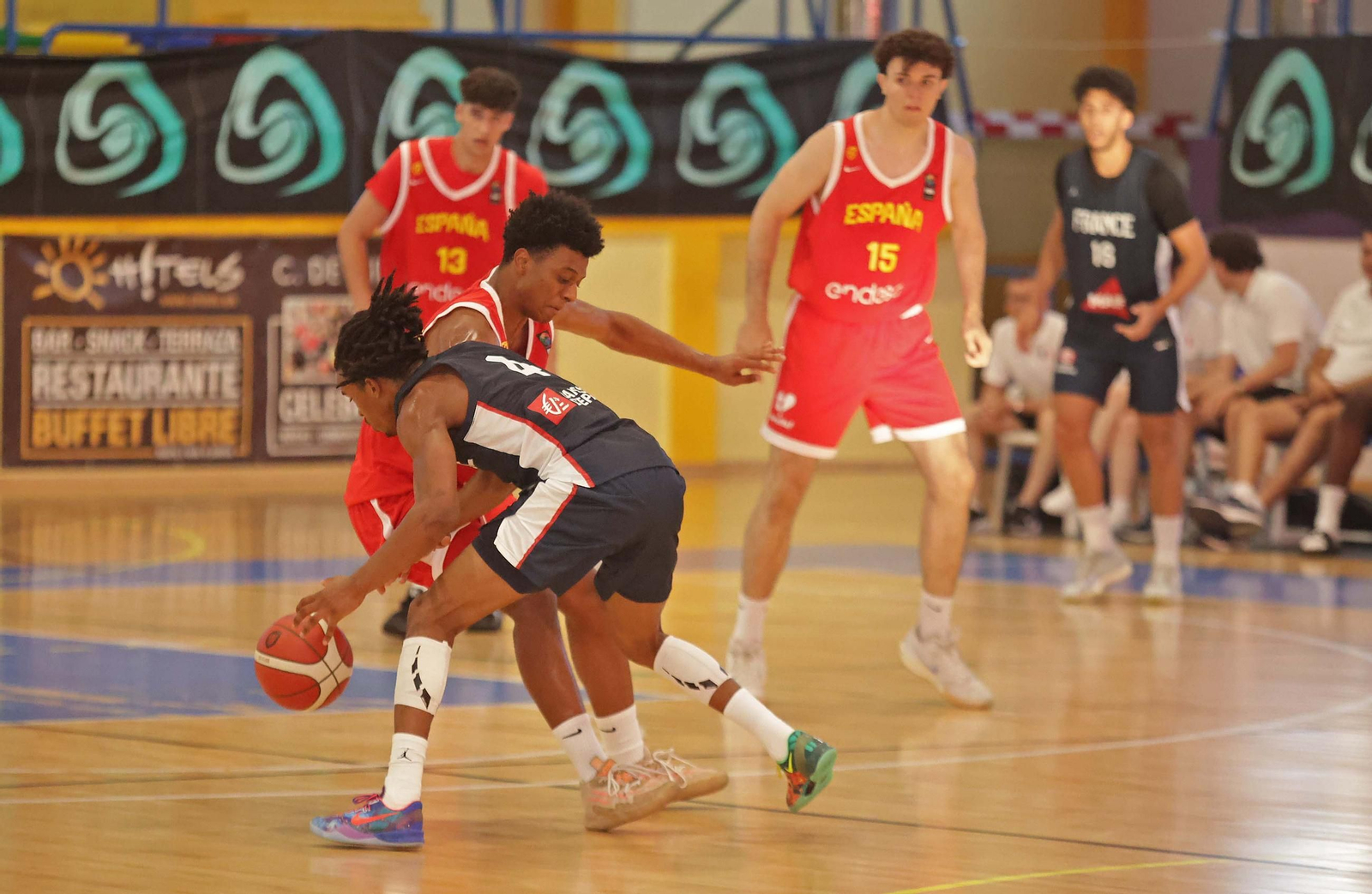 Fotos de la final del Torneo Internacional U20 de baloncesto entre España y Francia en La Línea