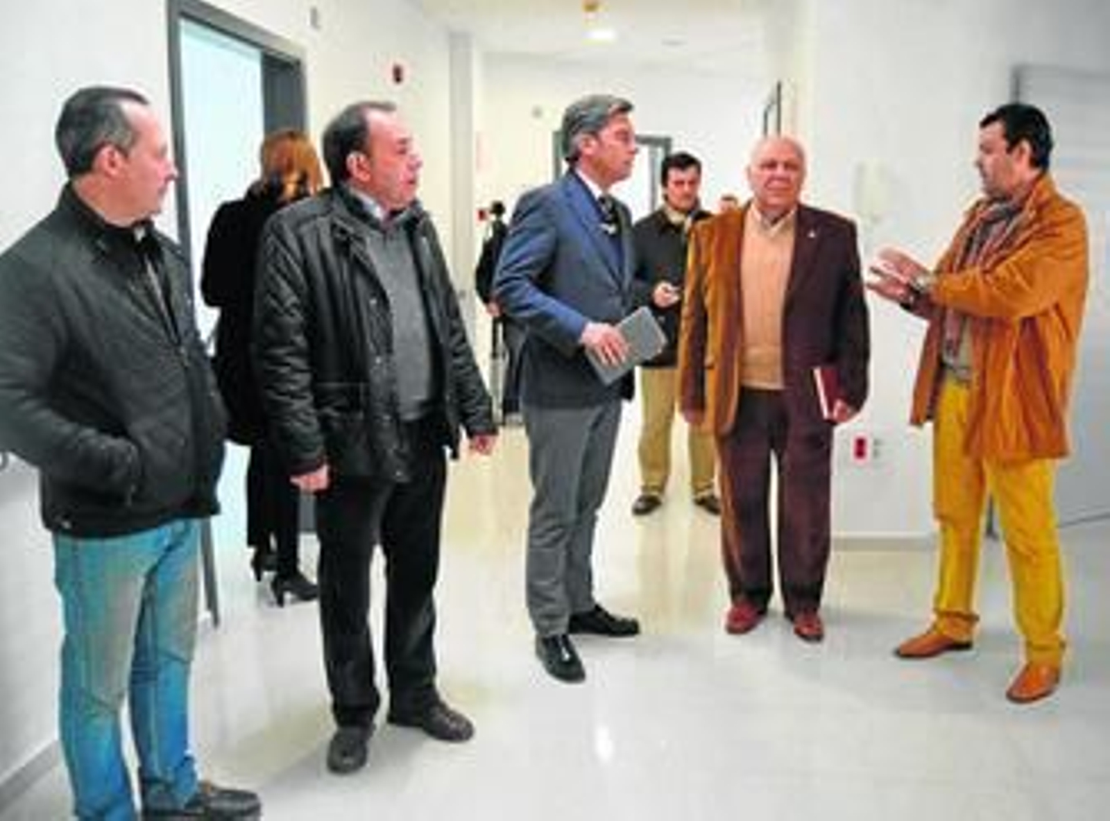 El diputado provincial Andrés Lorite entrega el inmueble a las autoridades locales.