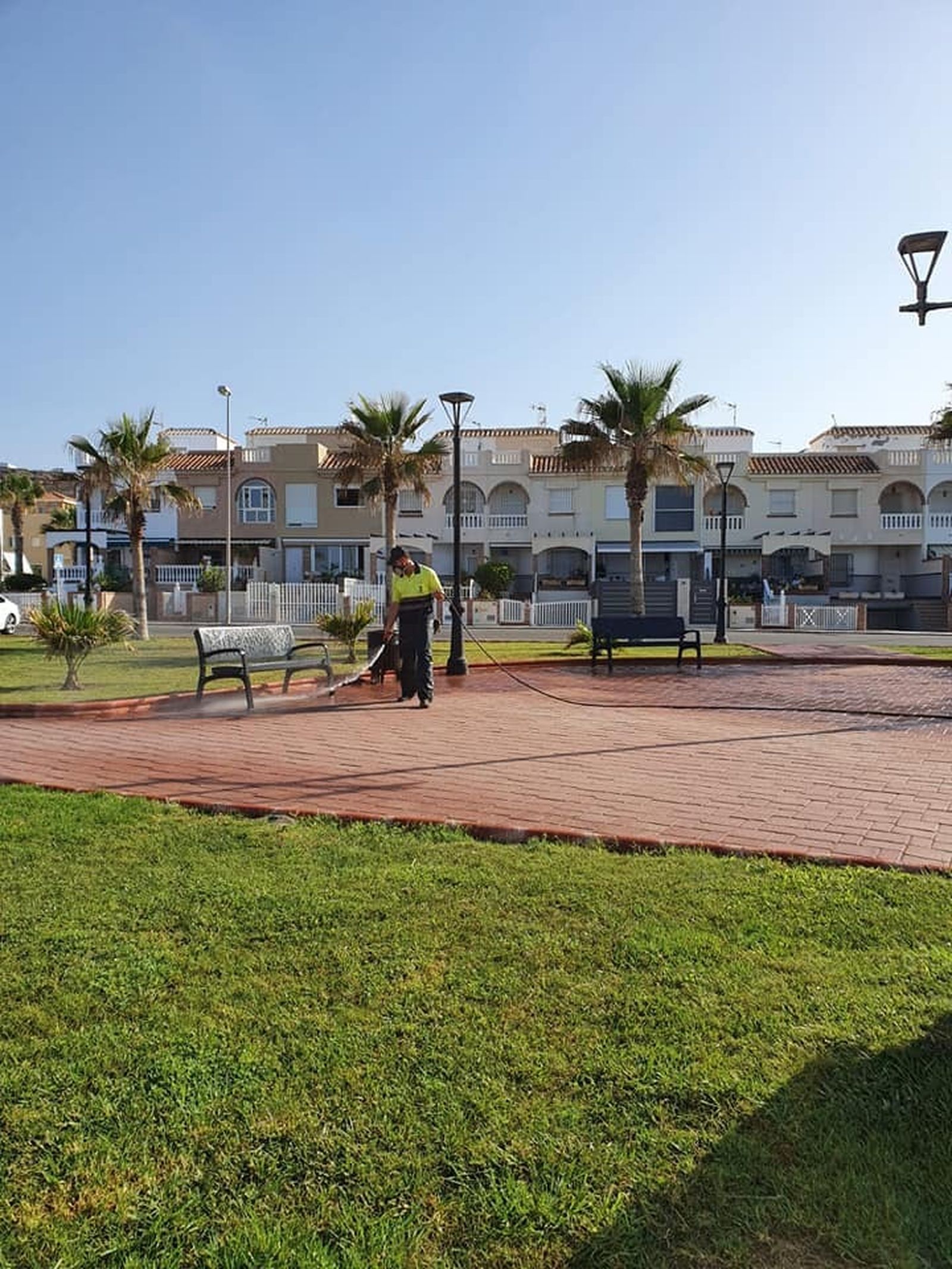 Trabajos de desinfección en la localidad de Balanegra.