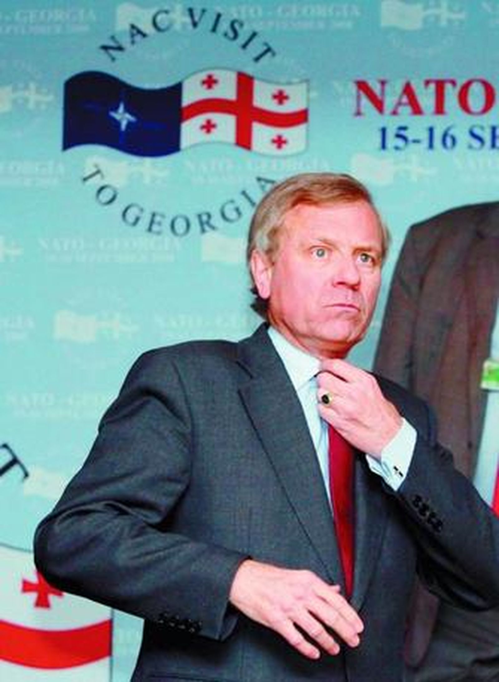 El secretario general de la OTAN, Jaap de Hoop Scheffer, en Tiflis.