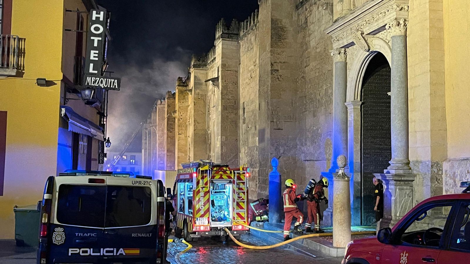 Bomberos de Córdoba en el incendio de la Mezquita-Catedral del pasado 8 de agosto.