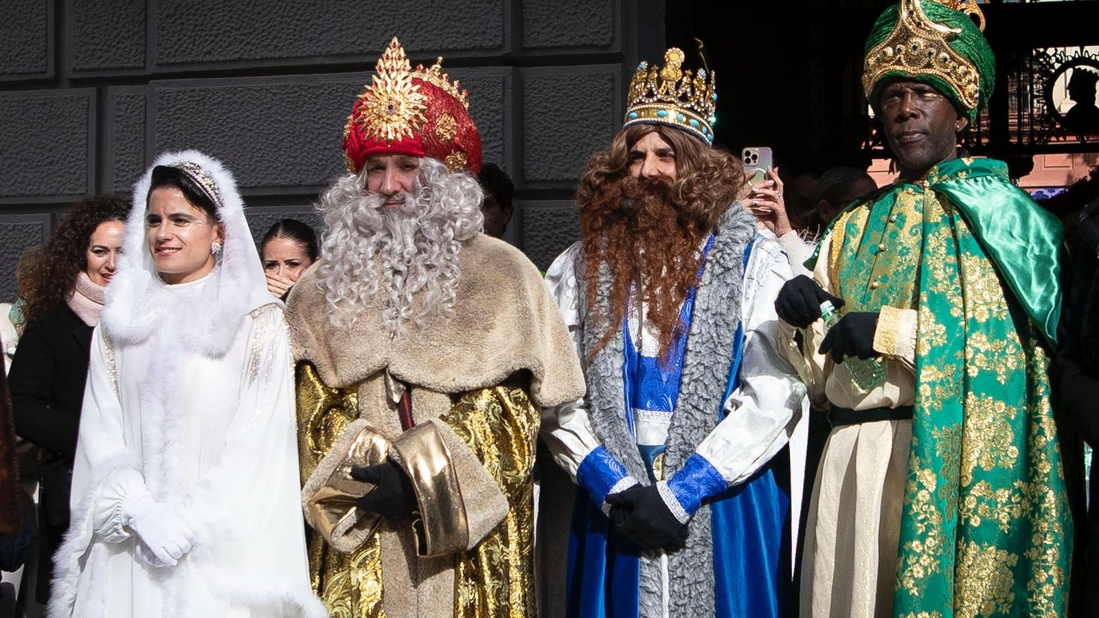 Sus Majestades de Oriente y la estrella de la ilusión a su llegada al Ayuntamiento