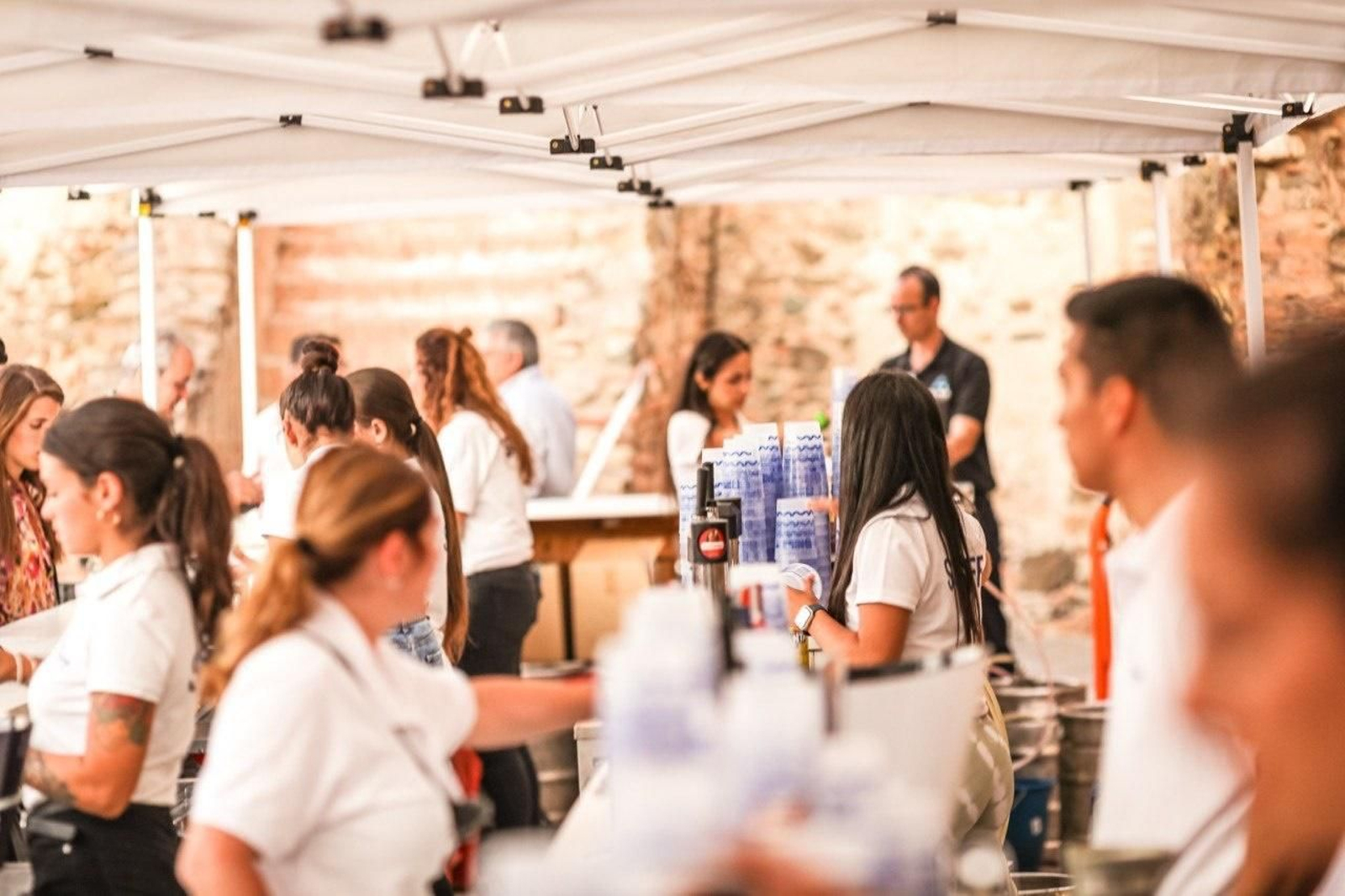 Personal de barra en el festival Marenostrum Fuengirola.