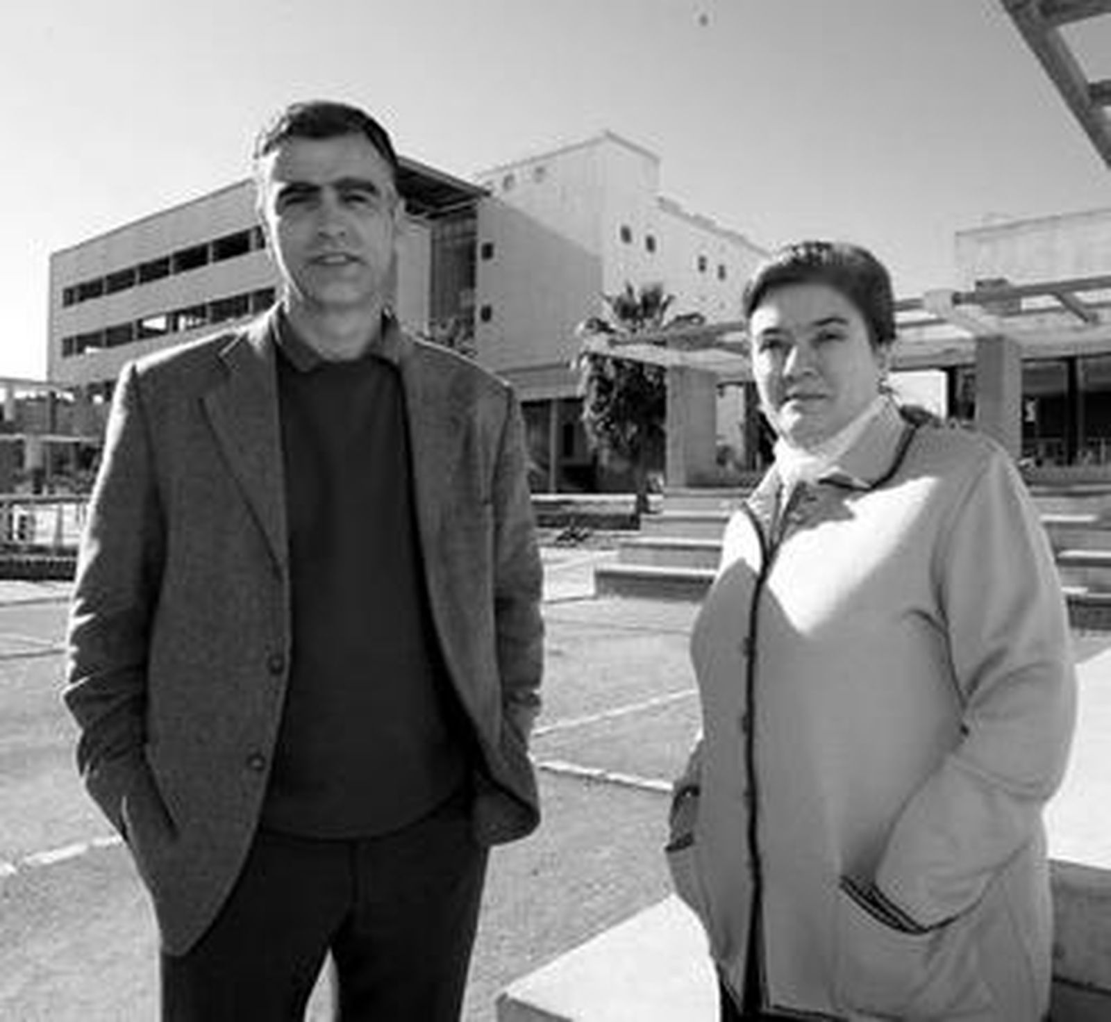 Luis Ramón Ruiz Rodríguez y la decana de Derecho, Rocío Domínguez Bartolomé, en el campus.