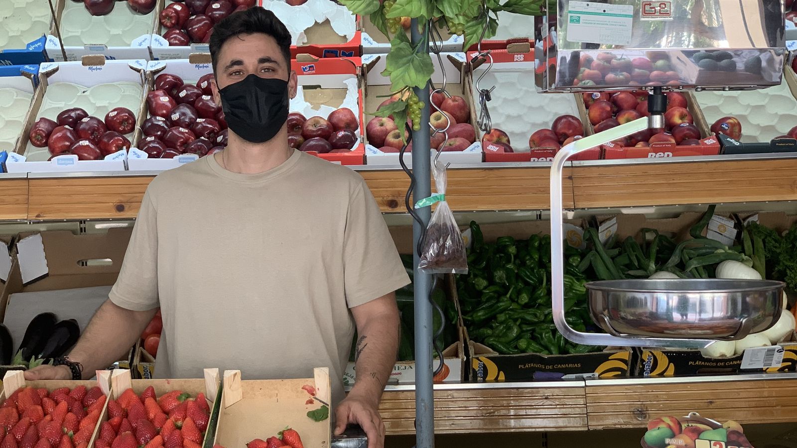 Francisco Infantes, dueño de la frutería Juan y Mari.