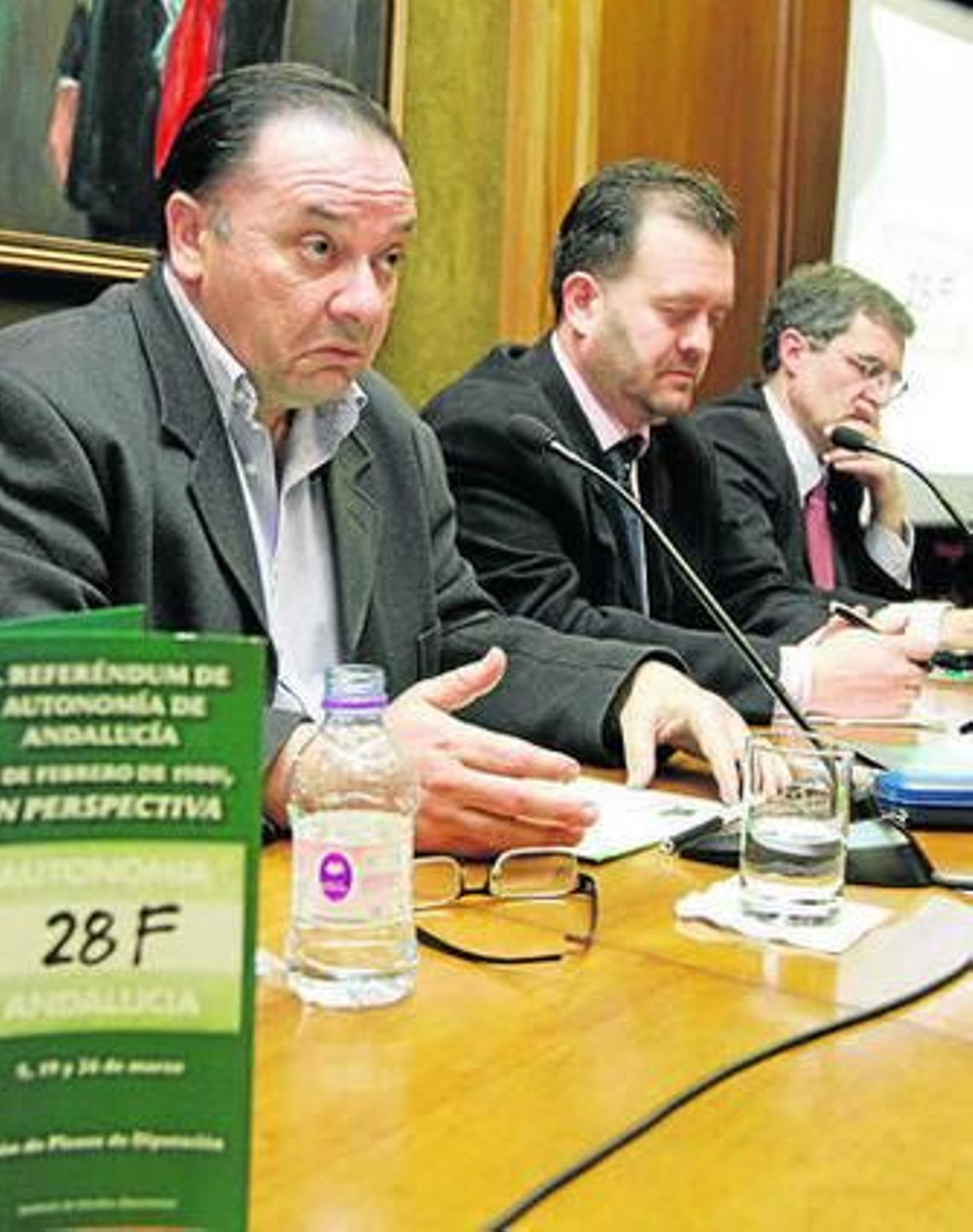 1. Los conferenciantes durante sus ponencias. 2. Los diputados Francisco Sánchez y José Manuel Olmo junto a otros asistentes. 3. Fuensanta Coves, Juan Carlos Usero y Miguel Naveros. 4. Un gran número de público asistió al evento. 5. Los diputados escucharon atentos la conferencia. 6. Rafael Quirosa, Francisco Díaz Casimiro y Diego Asensio. 7.  La presidenta del parlamento andaluz centró el protagonismo de las jornadas.  8.  El delegado del Gobierno andaluz, Miguel Corpas y el rector de la UAL, Pedro Molina.