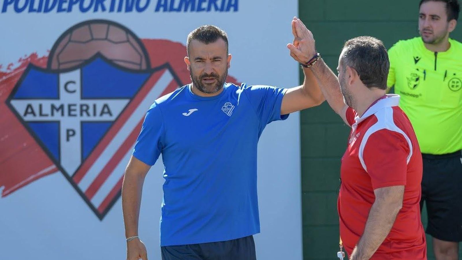 Jesús Estrella y Carlos Hinojo se saludan antes del comienzo de un encuentro de este curso.