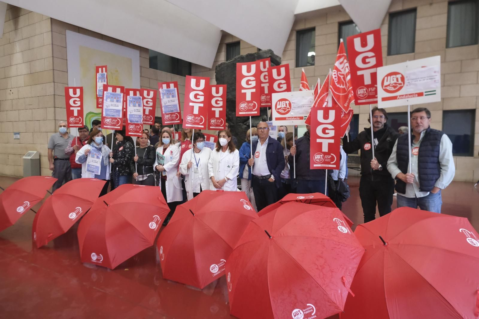 Los sanitarios de Córdoba se concentran a las puertas del hospital Reina Sofía. Los sanitarios de Córdoba se concentran a las puertas del hospital Reina Sofía.