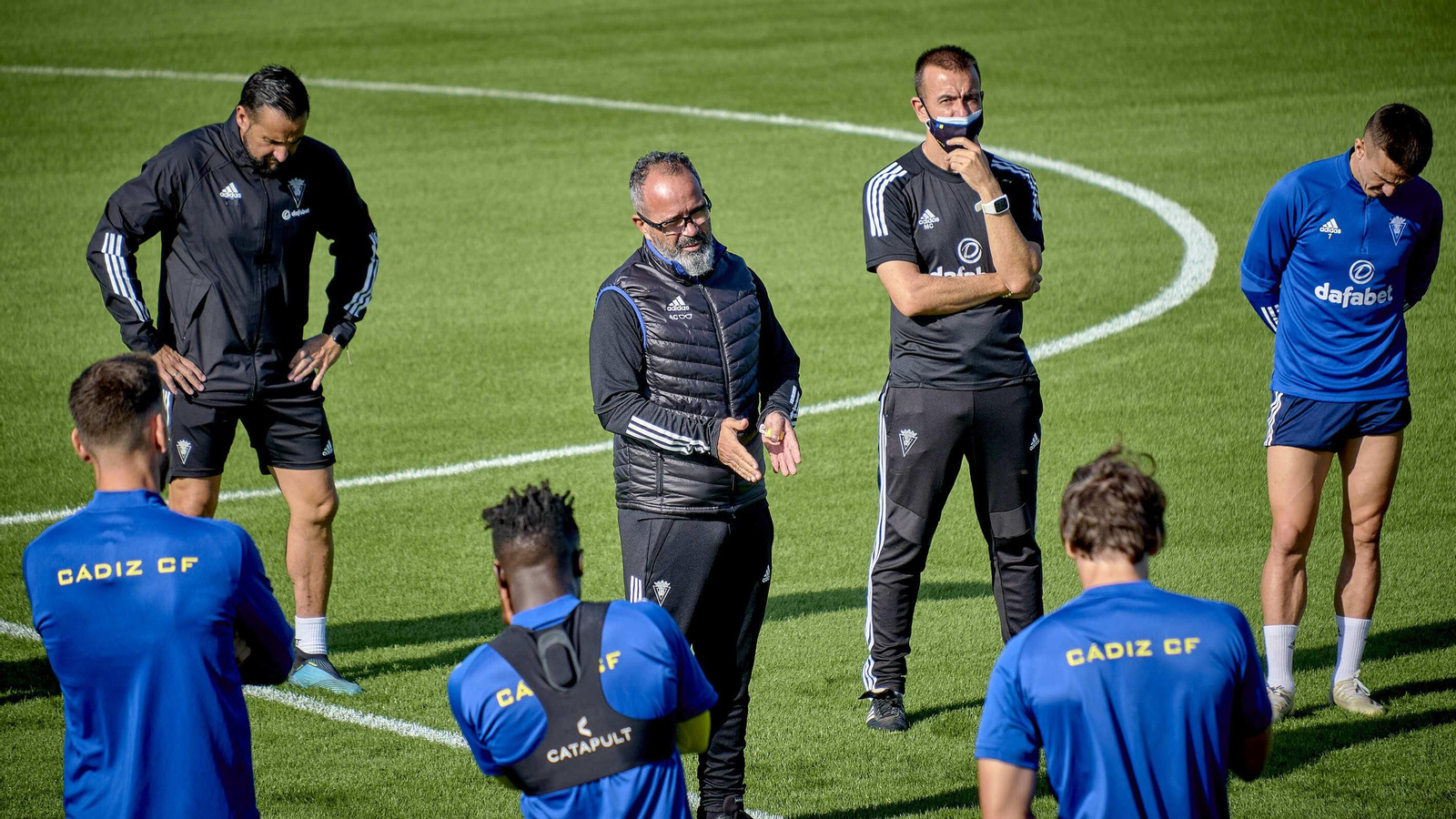Cervera da instrucciones en un entrenamiento.