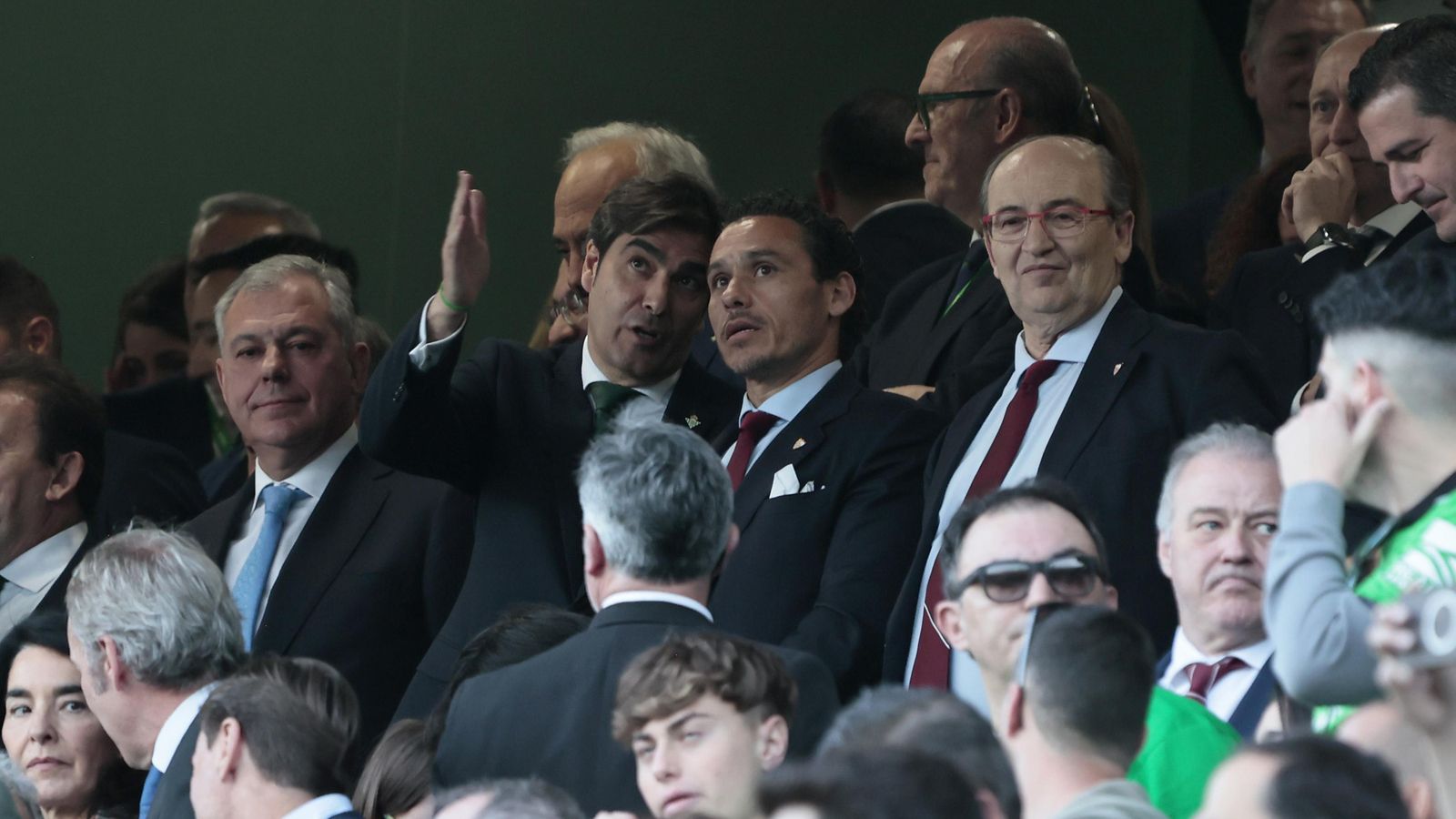 Ángel Haro y José María del Nido Carrasco, entre el alcalde, José Luis Sanz, y José Castro.