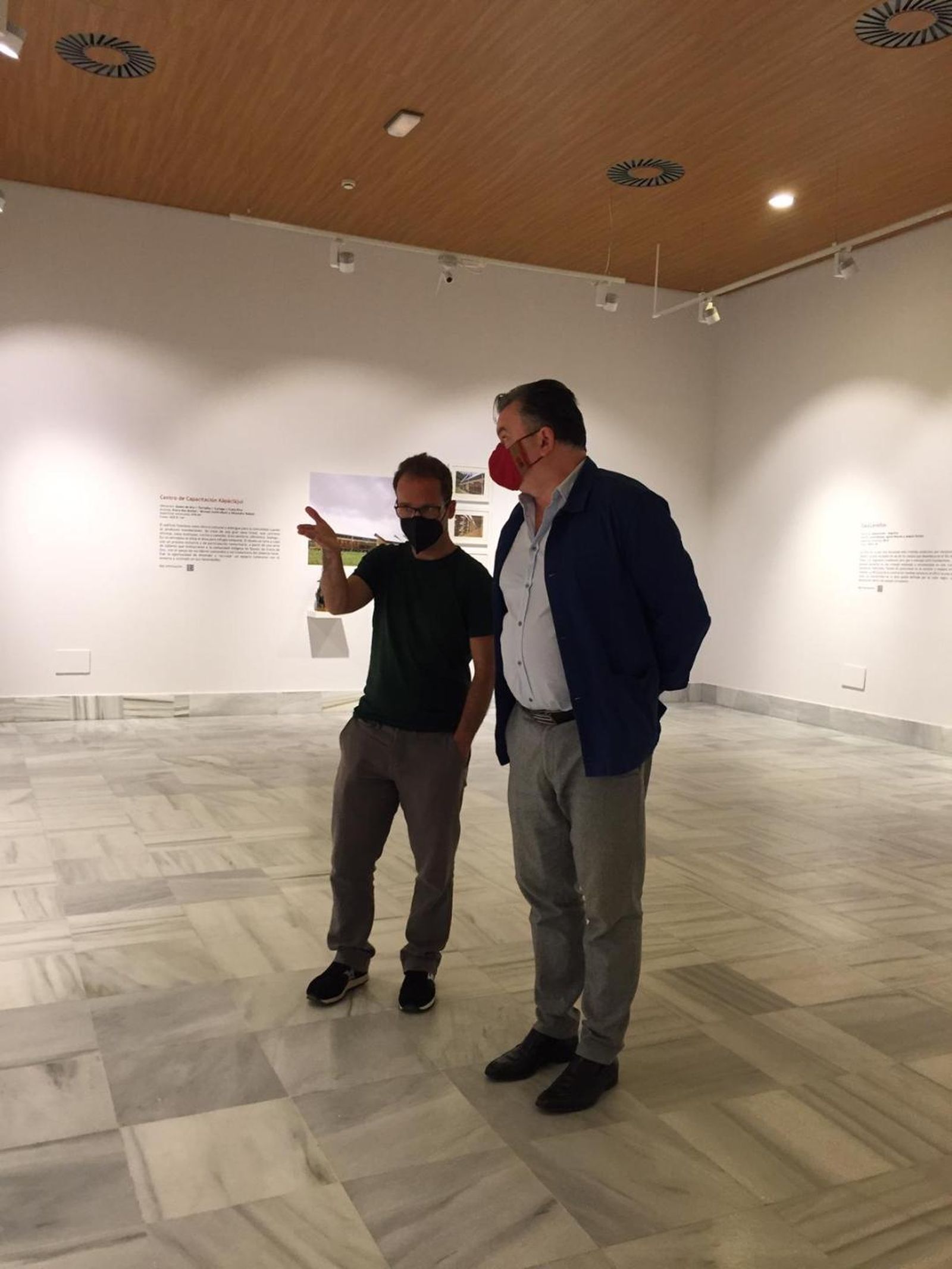 El presidente de Cádiz 2012 Francisco Cano, junto al comisario de la muestra Alberto Jiménez Ruiz, durante la inauguración de la exposición titulada ‘Creatividad en la austeridad’. Seis proyectos de Arquitectura Sostenible en Latinoamérica.
