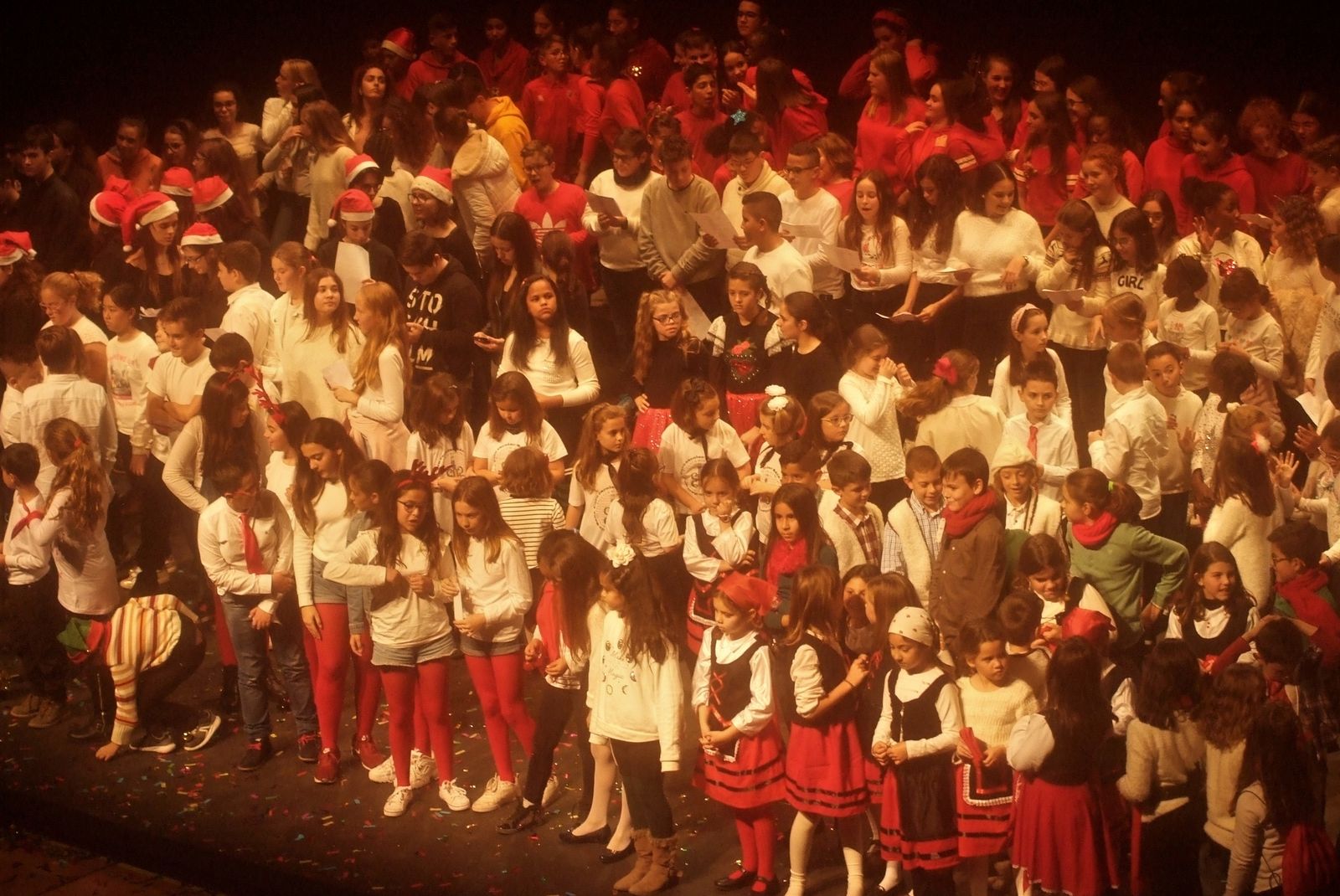 Todos los alumnos acabaron sobre el escenario al final de la Muestra.
