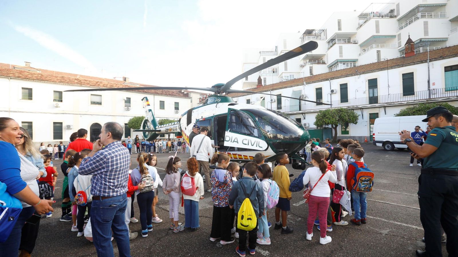 Varios alumnos visitan el helicóptero de la Guardia Civil en Córdoba. Varios alumnos visitan el helicóptero de la Guardia Civil en Córdoba.
