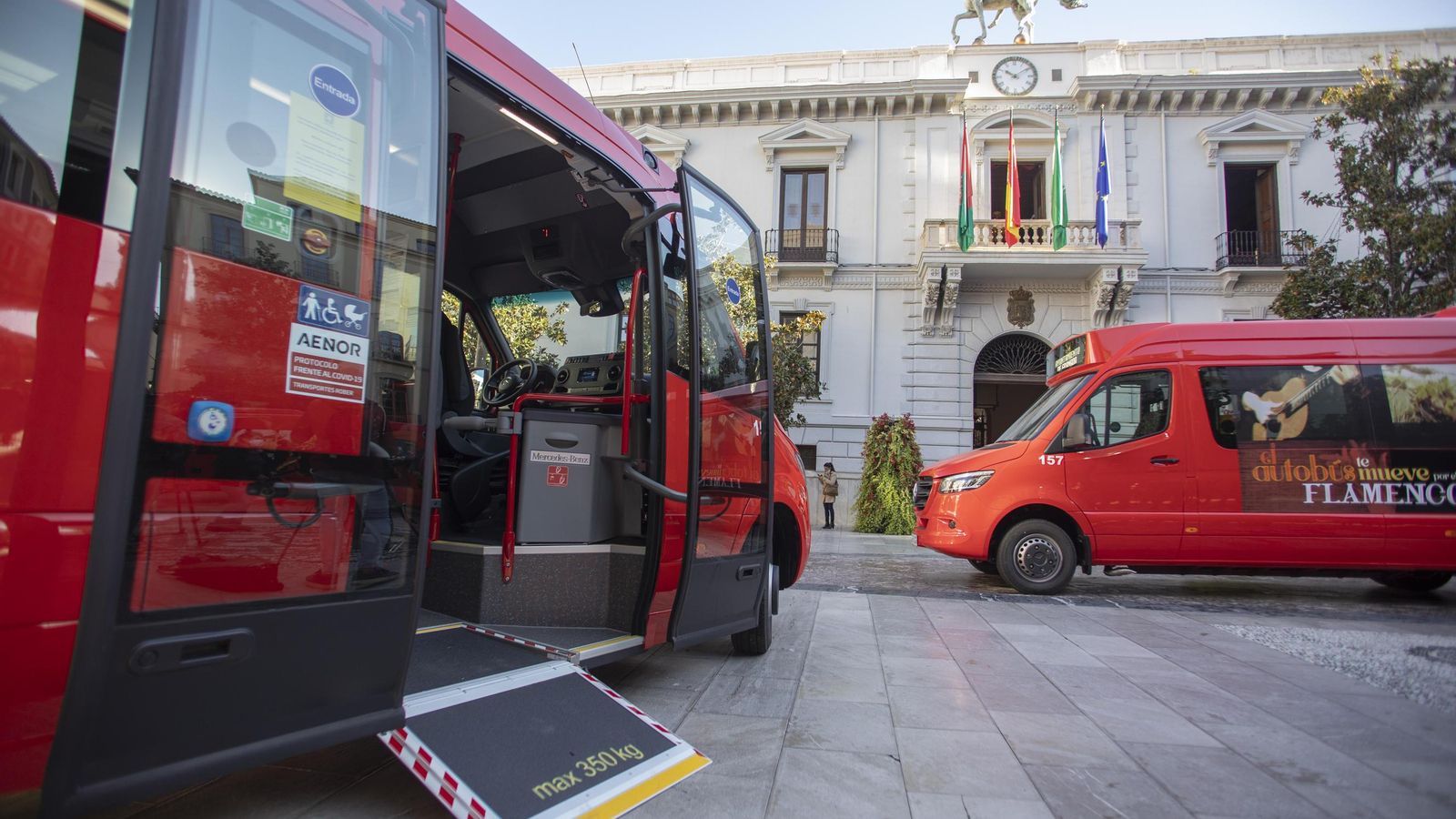 La flota de autobuses espera dos nuevos vehículos eléctricos.