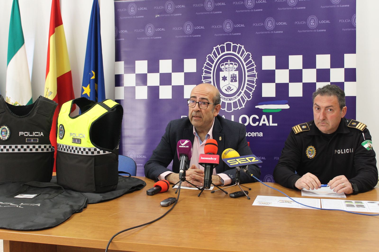 Presentación de los nuevos chalecos antibalas de la Policía Local.