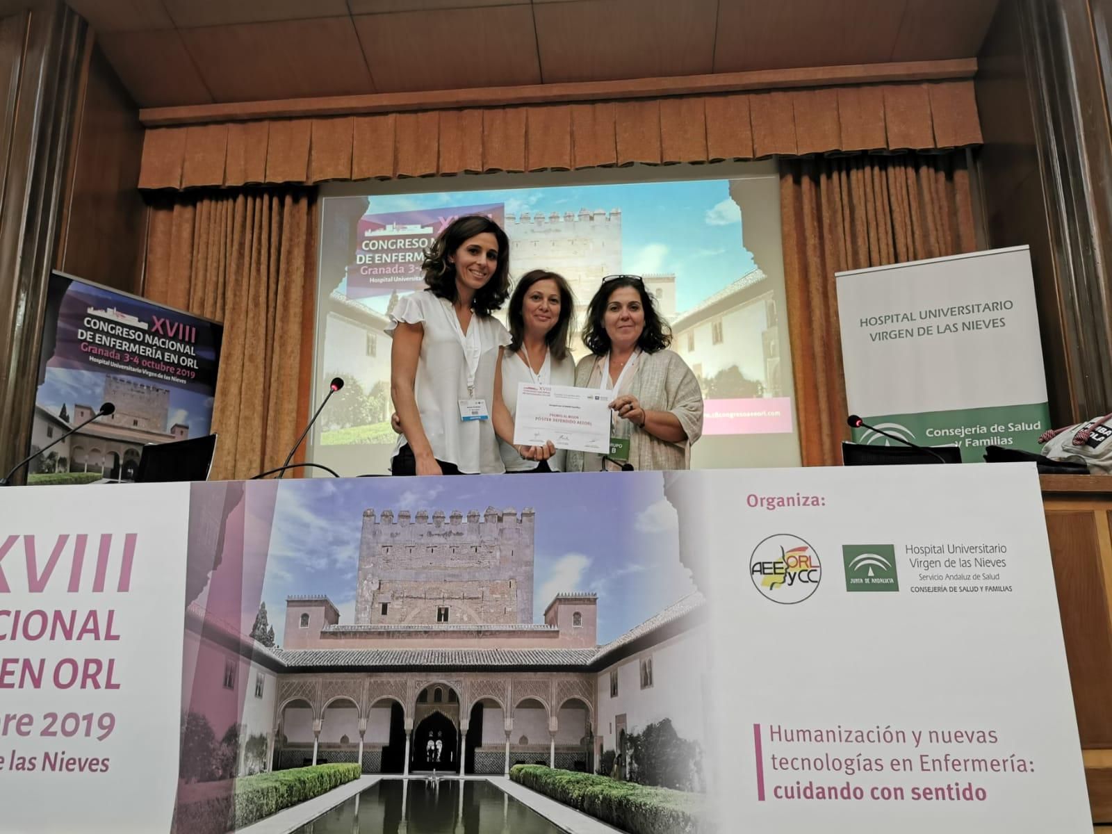 Ana Isabel Asensio, Sofía Lozano y María Isabel Pertíñez, tras recoger el premio.