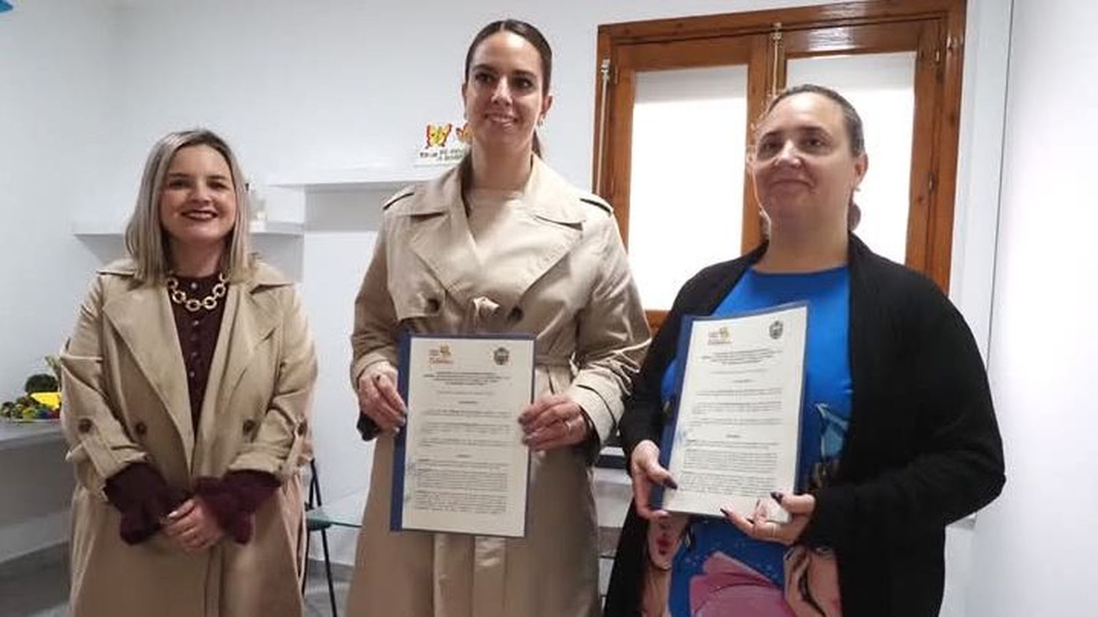 La alcaldesa de Palos de la Frontera, Milagros Romero, con la representante de la asociación que ha firmado el convenio.