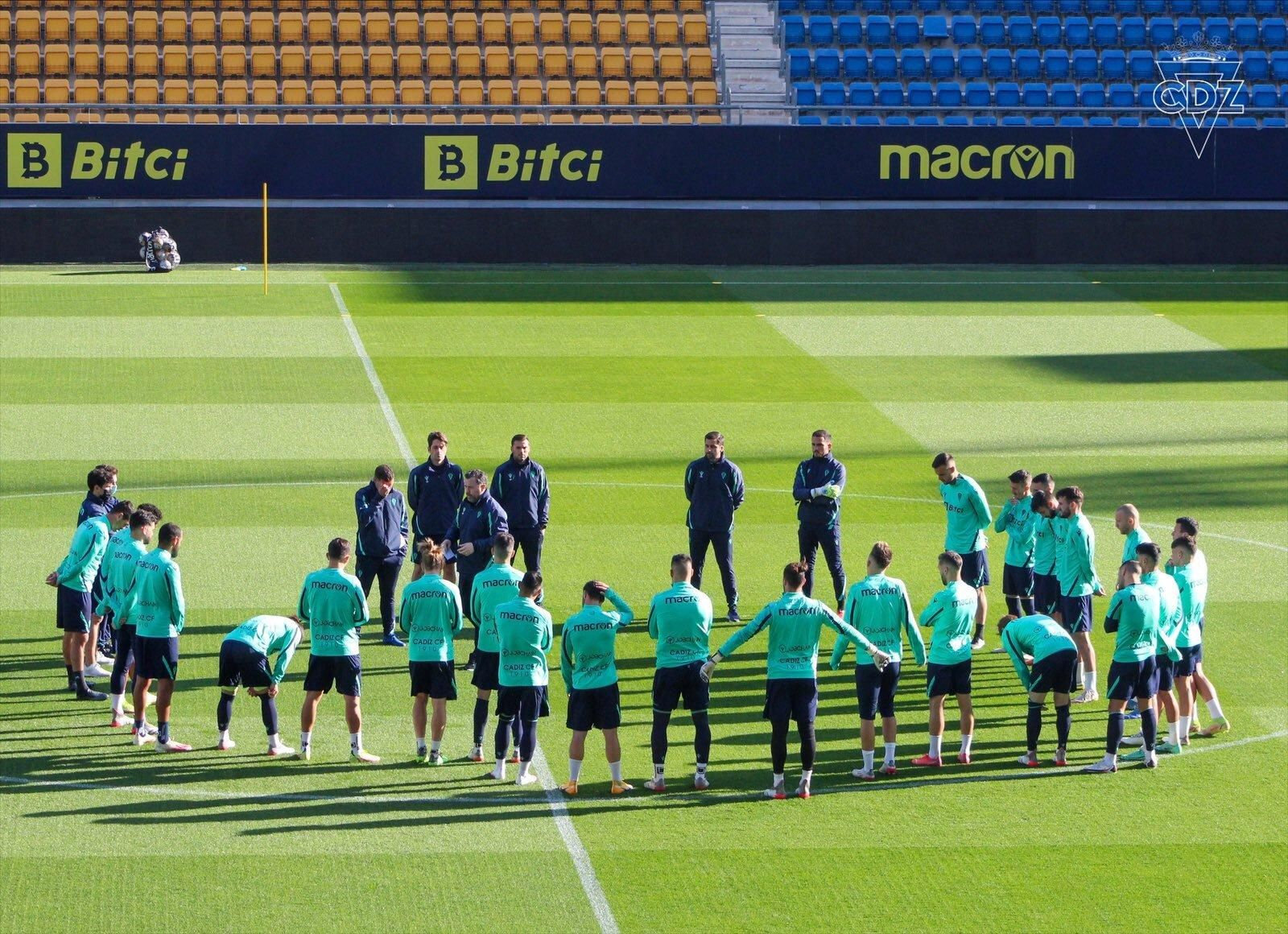 Sergio González y los jugadores en la sesión en el Nuevo Mirandilla.