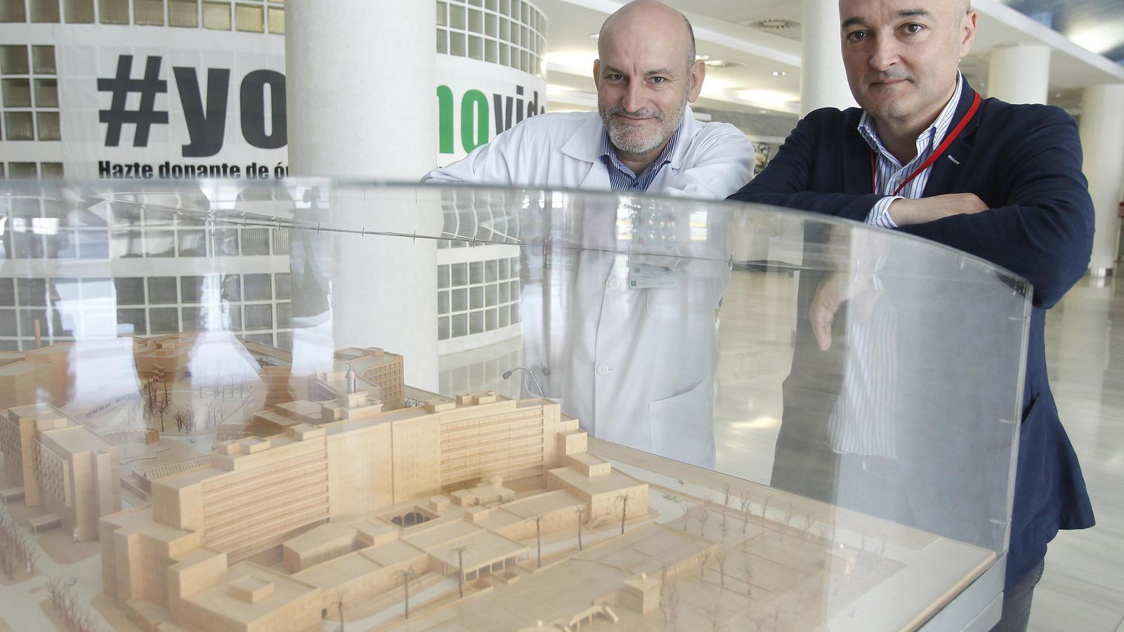 El doctor y catedrático Manuel Romero junto a Emilio Gómez (Hospital Virgen del Rocío, (2017).