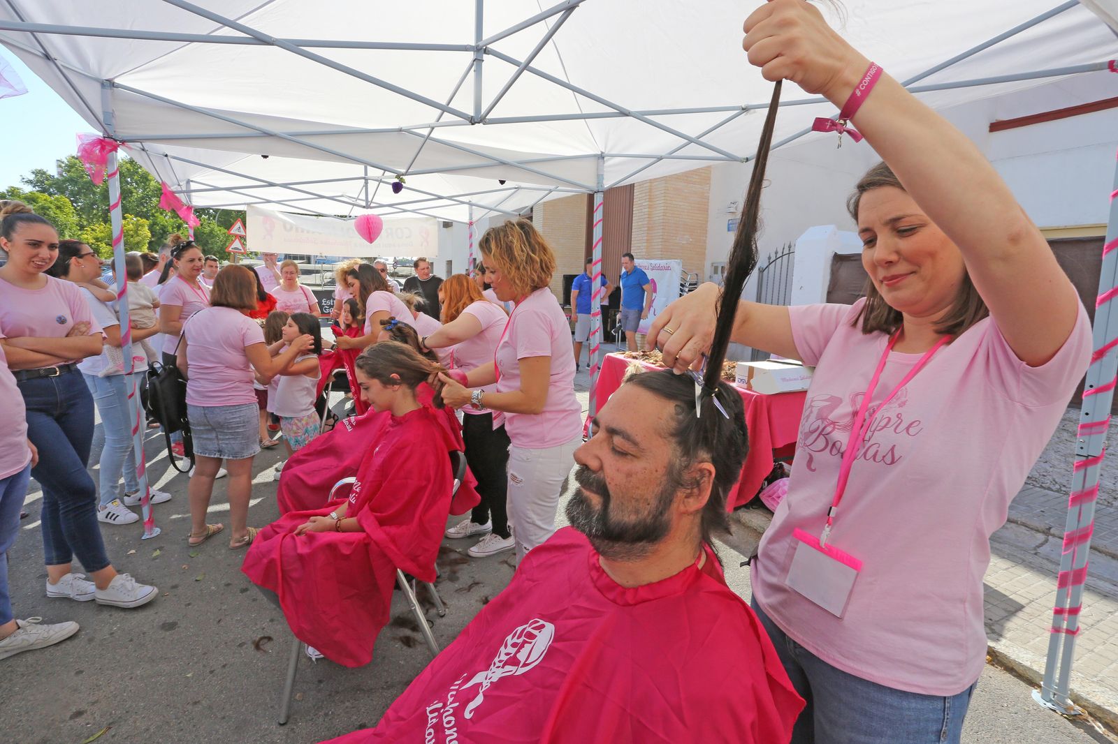 Imágenes del corte de pelo solidario para la lucha contra el cáncer