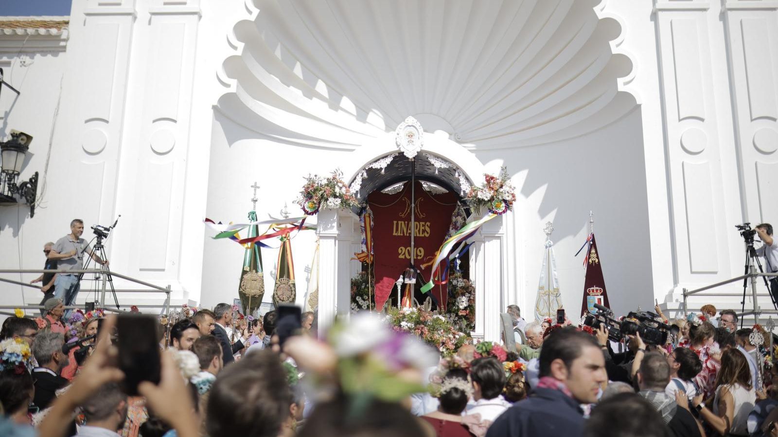 La Hermandad de Linares se presenta ante la Virgen del Rocío.
