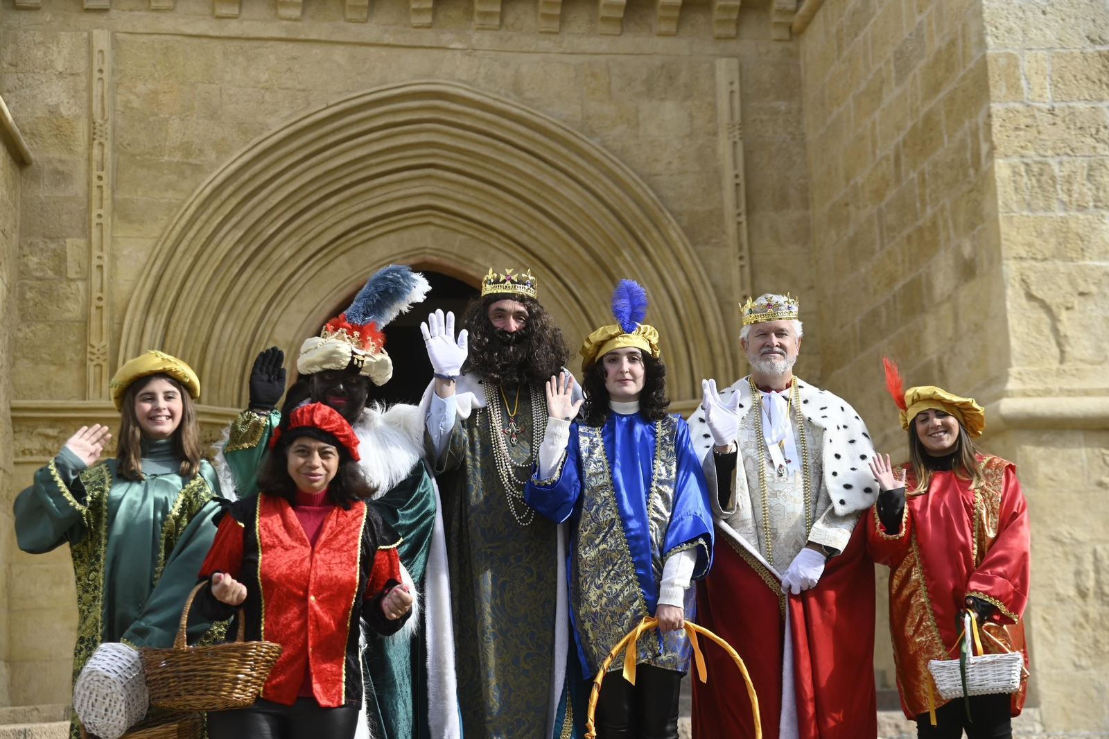 Los Reyes Magos pasean por Córdoba en coche de caballos, en imágenes