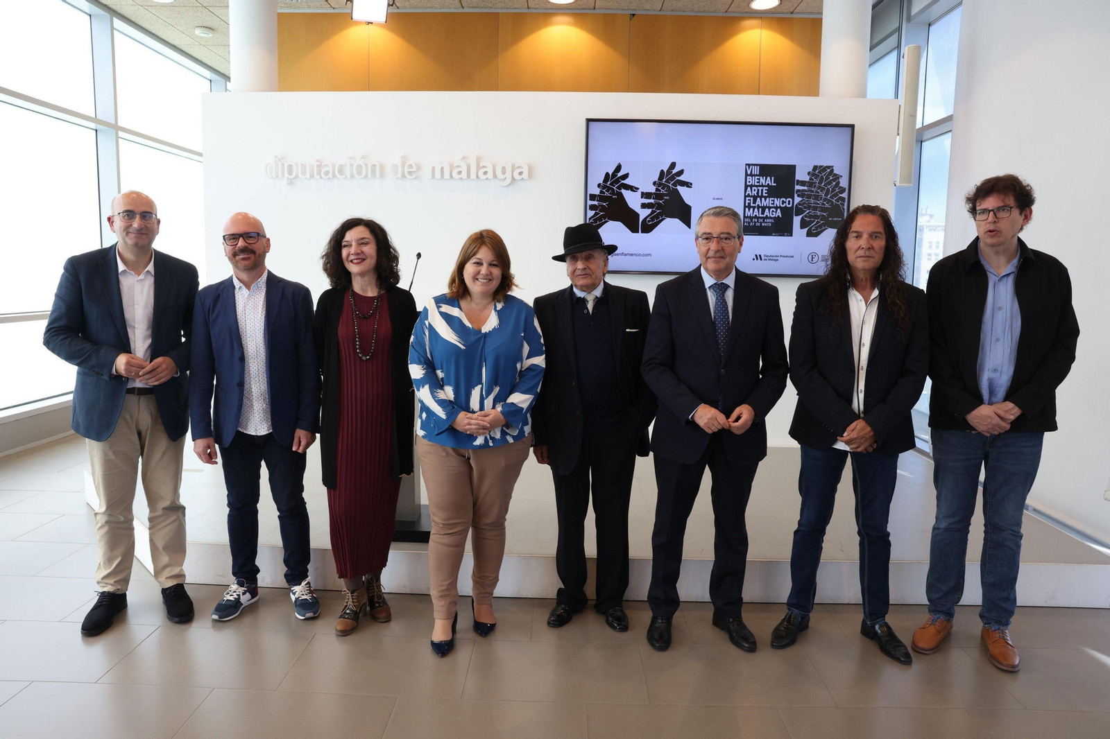 Foto de familia en la presentación de la Bienal de Arte Flamenco de Málaga.