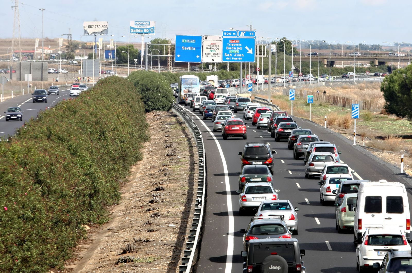 Retención de tráfico en la A-49.
