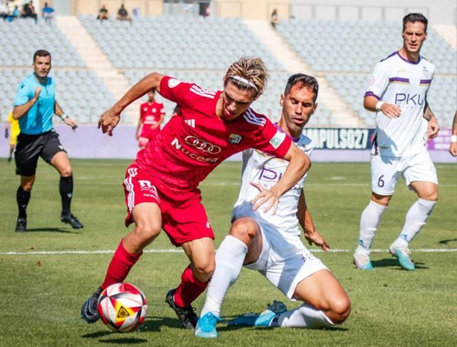 Javi Moyano intenta interceptar a un balón en el partido ante el CF Motril de la primera vuelta.