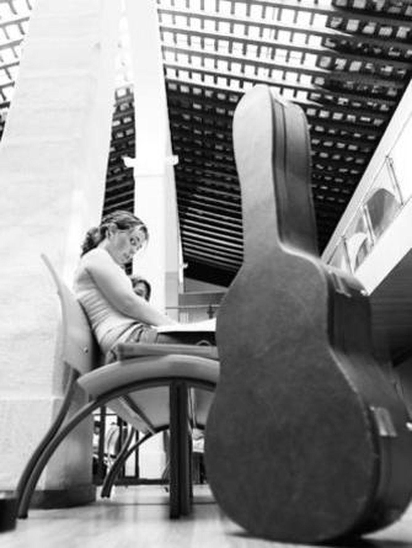 Una joven sentada en la entrada del Conservatorio.