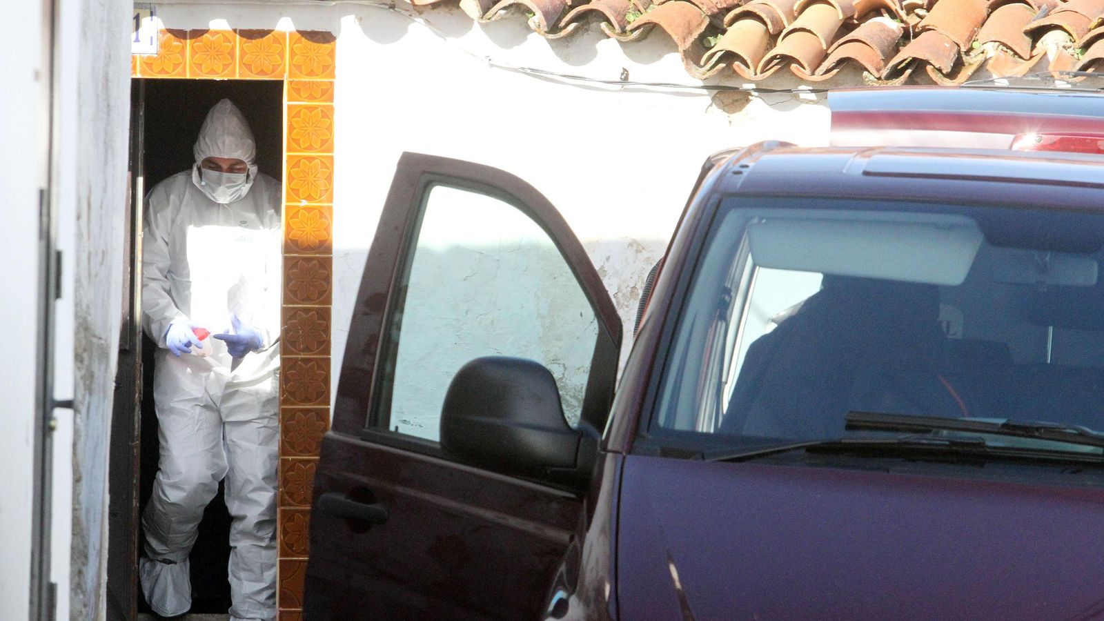 Especialistas de la Guardia Civil recogen muestras en la casa de Bernardo Montoya.