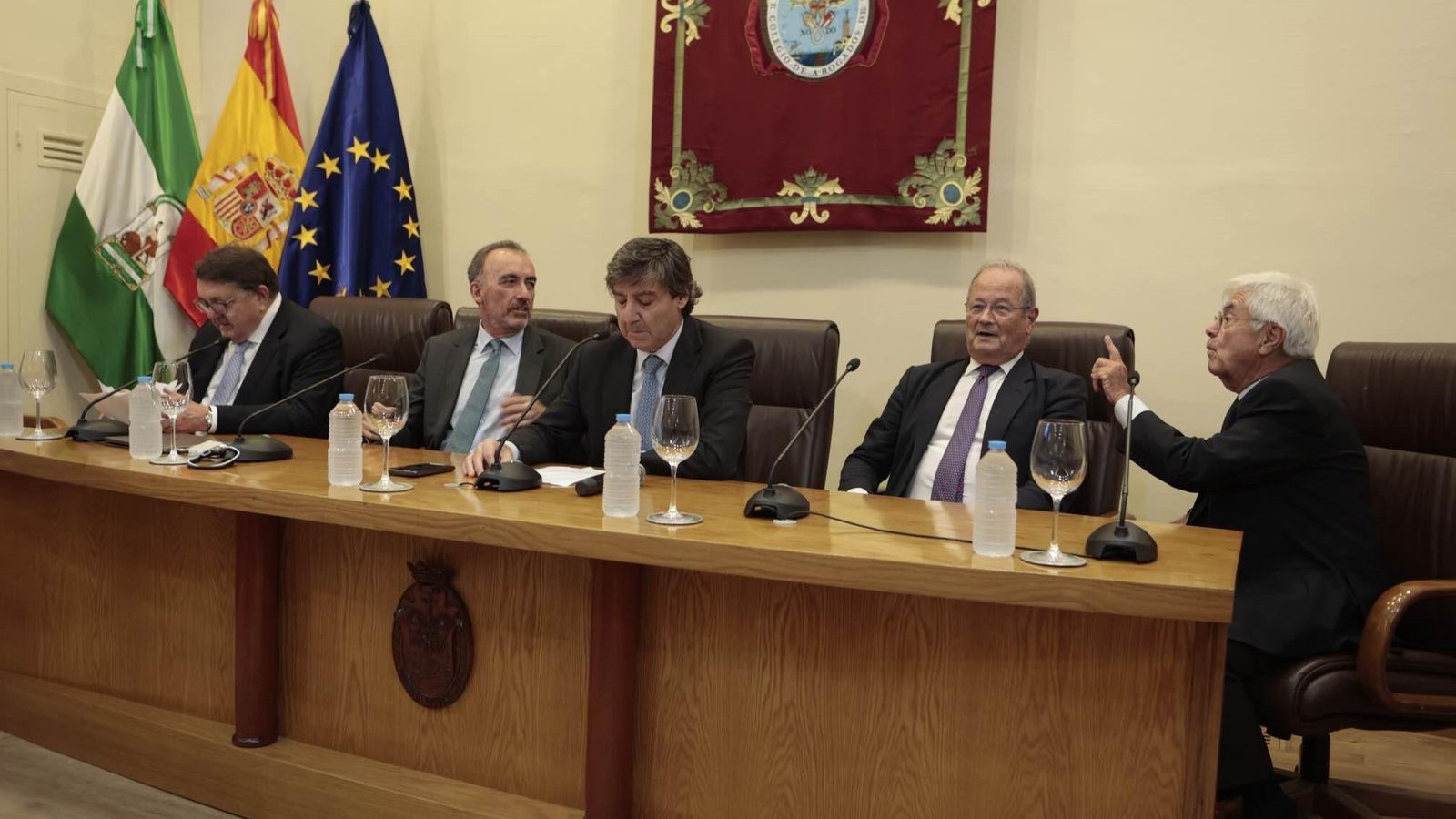 La mesa presidencial del Foro de Abogados Penalistas de España, celebrado este miércoles en el Colegio de Abogados de Sevilla.